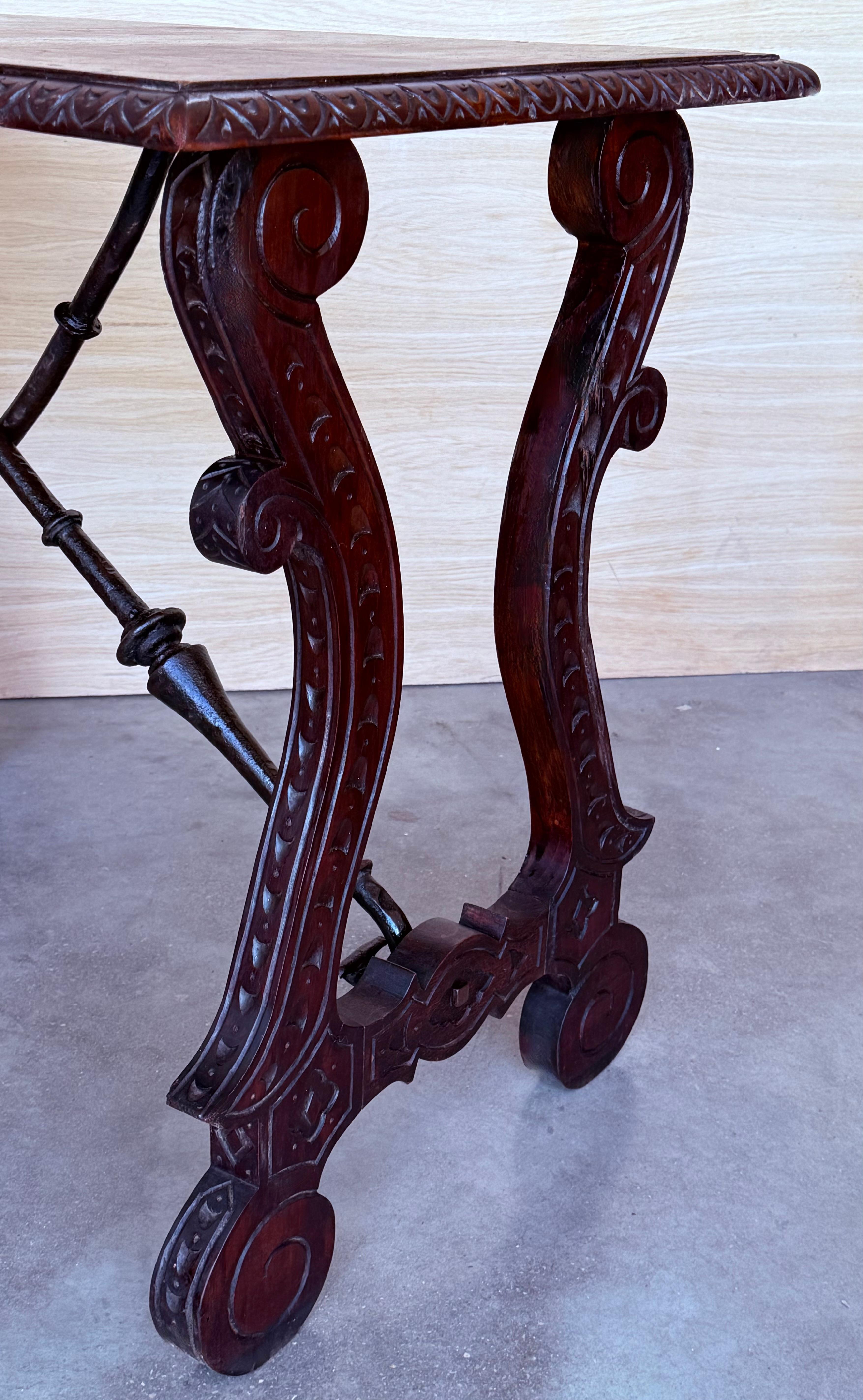 Table d'appoint baroque espagnole du 19ème siècle en bois d'ébène avec pieds en forme de lyre Bon état - En vente à Miami, FL