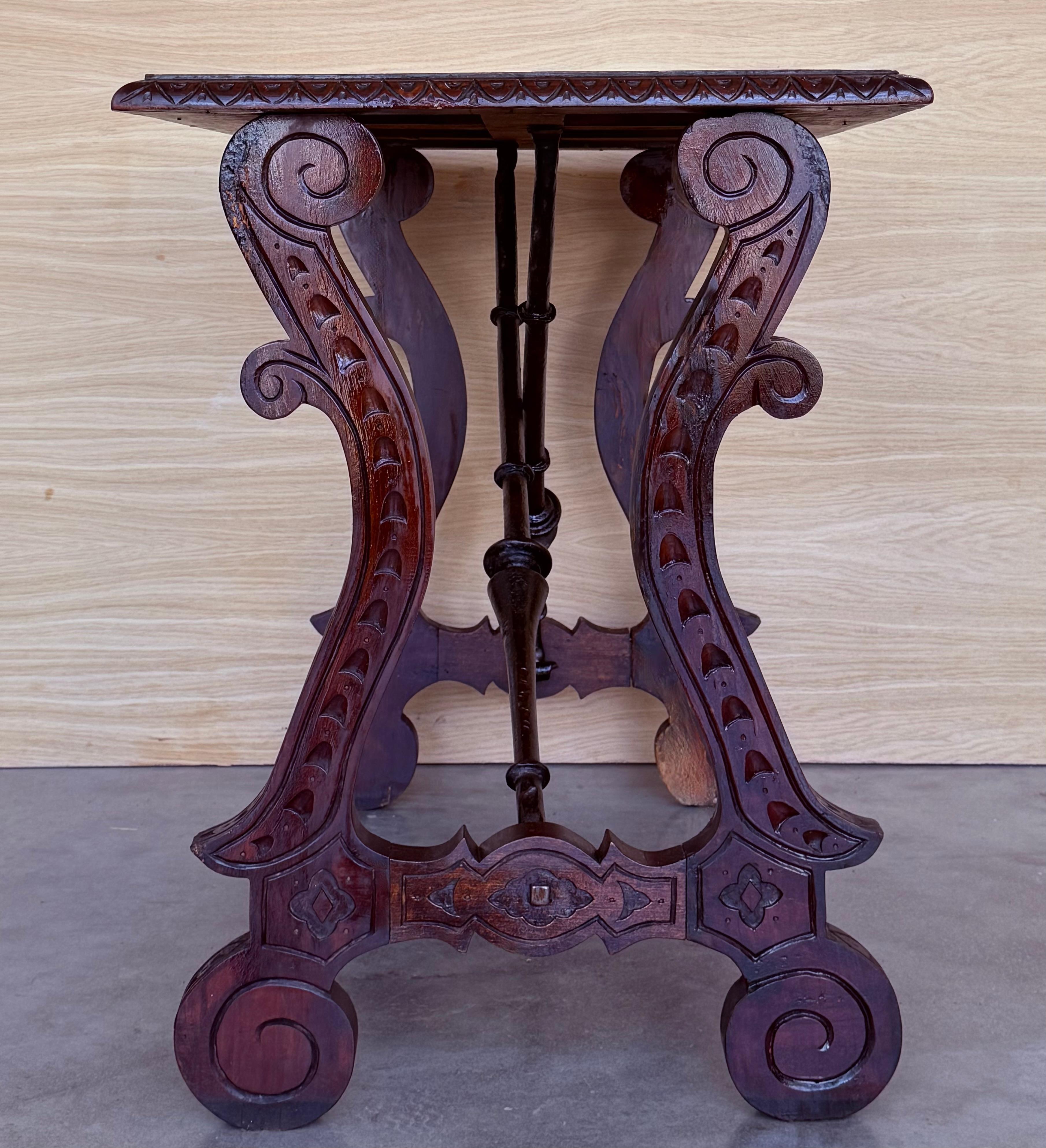 XIXe siècle Table d'appoint baroque espagnole du 19ème siècle en bois d'ébène avec pieds en forme de lyre en vente