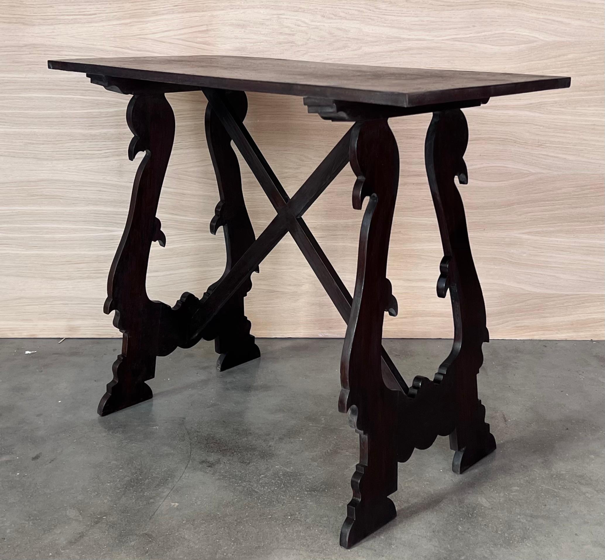Noyer Table d'appoint baroque espagnole du 19ème siècle en bois d'ébène avec pieds en forme de lyre en vente