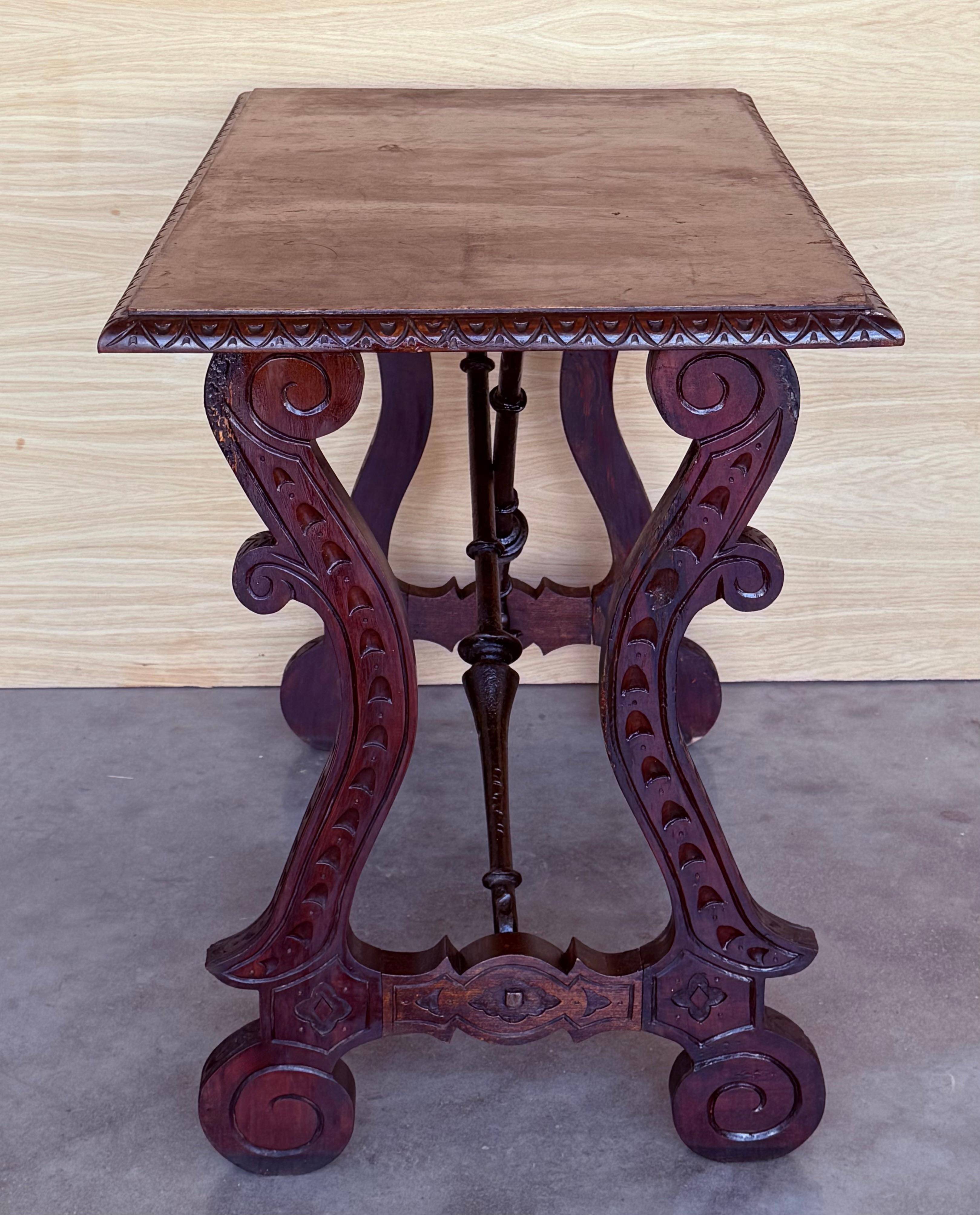 Noyer Table d'appoint baroque espagnole du 19ème siècle en bois d'ébène avec pieds en forme de lyre en vente