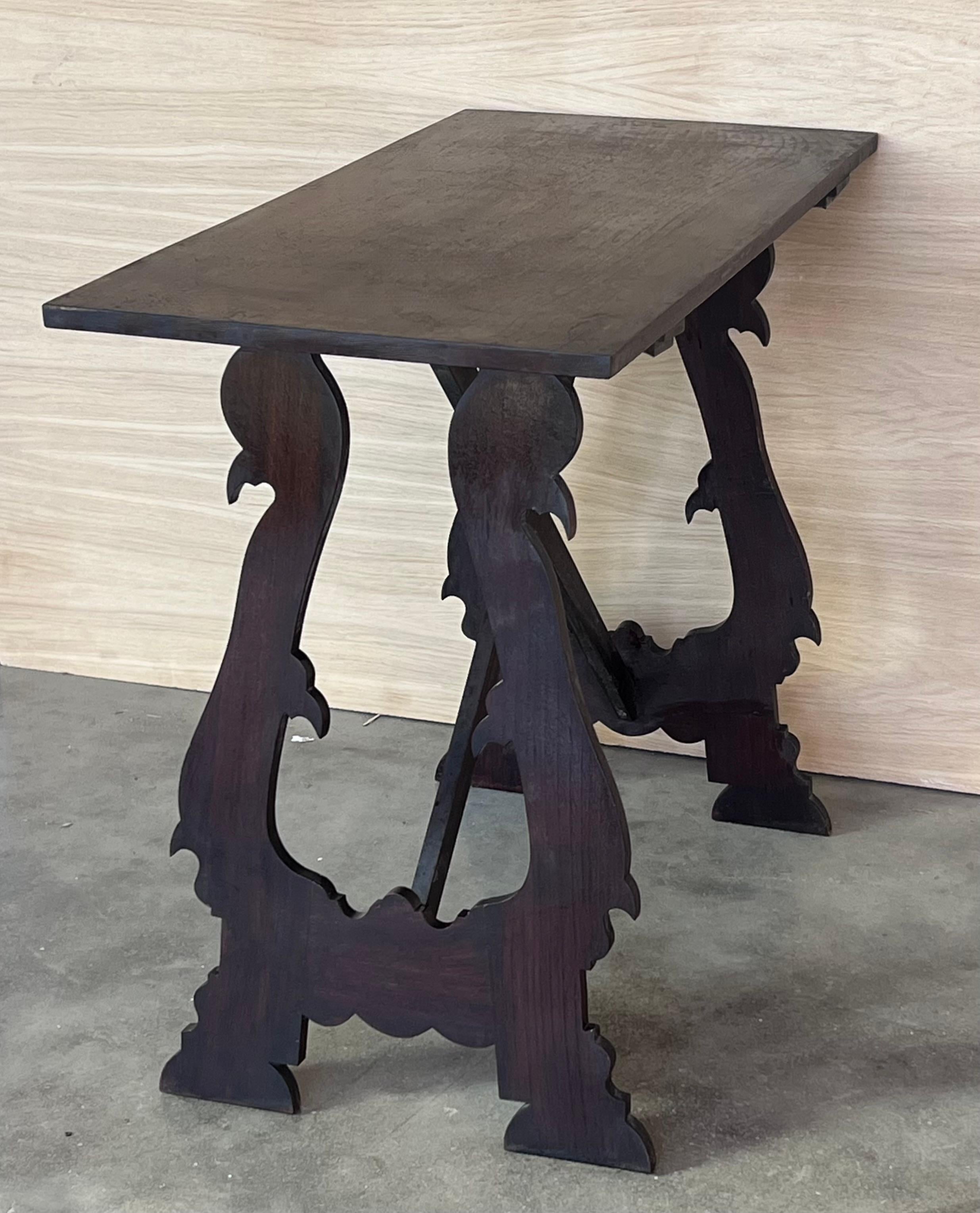 Table d'appoint baroque espagnole du 19ème siècle en bois d'ébène avec pieds en forme de lyre en vente 1