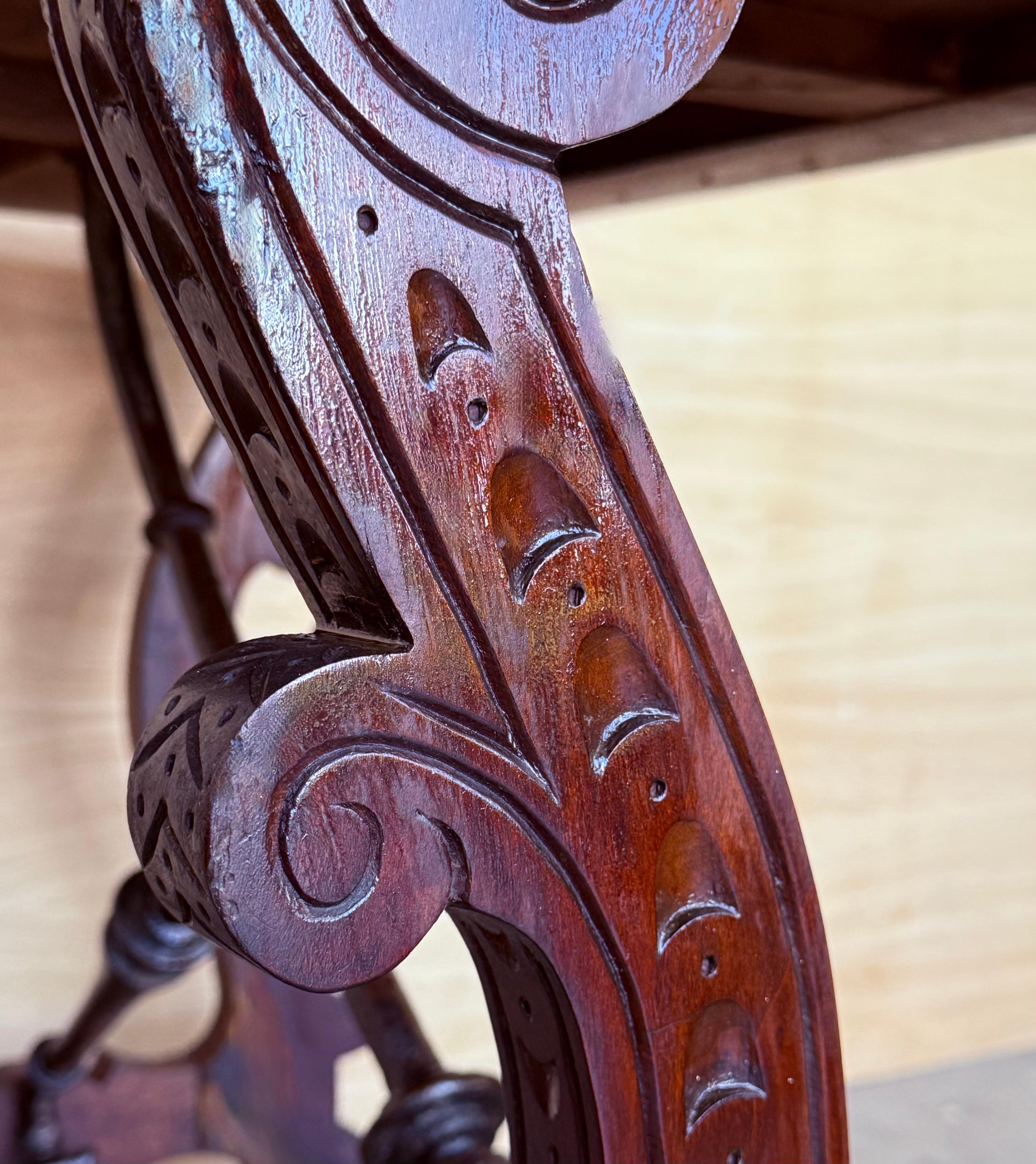 Table d'appoint baroque espagnole du 19ème siècle en bois d'ébène avec pieds en forme de lyre en vente 1