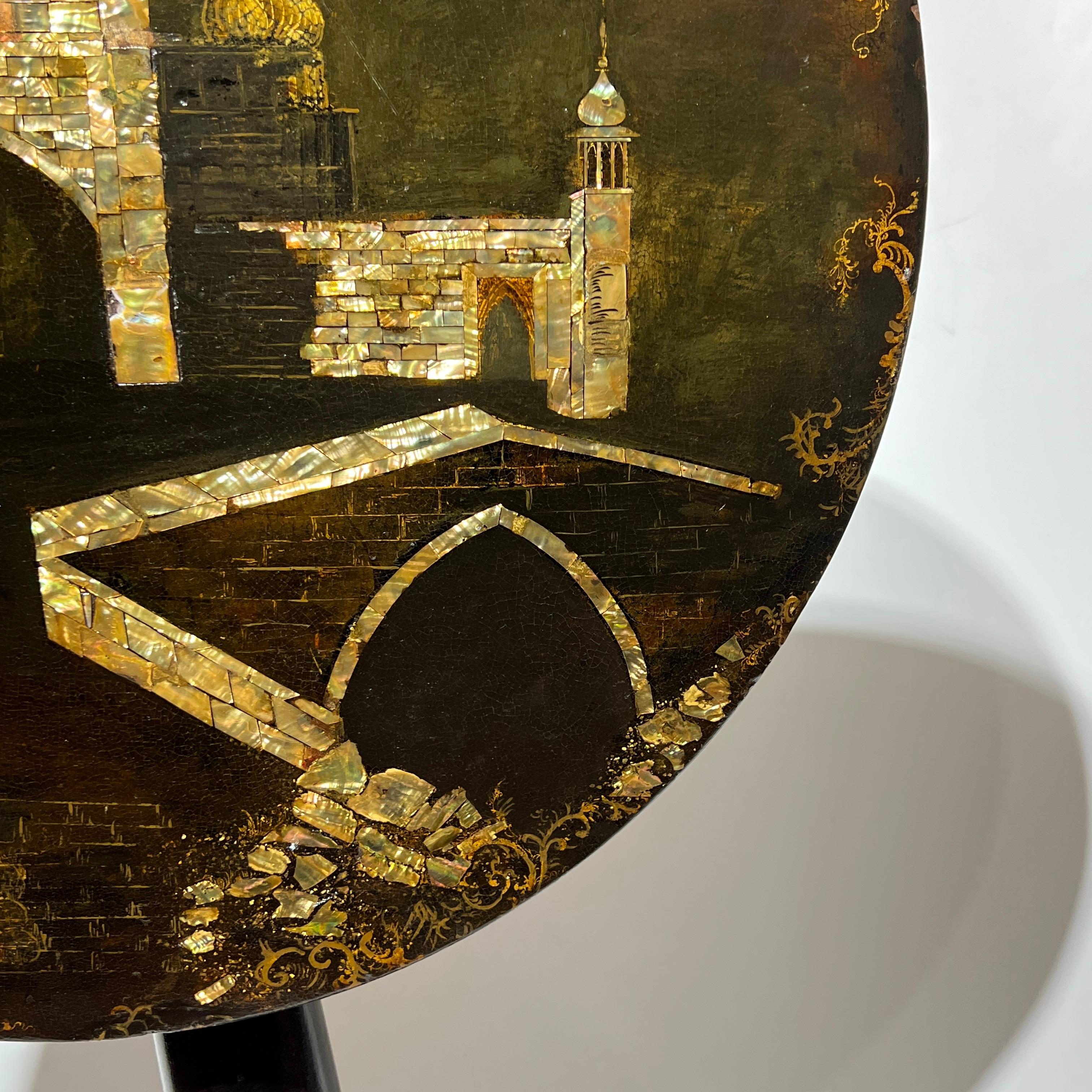 Tavolo a ribalta del XIX secolo dipinto a mano e intarsiato in ebano in vendita 4