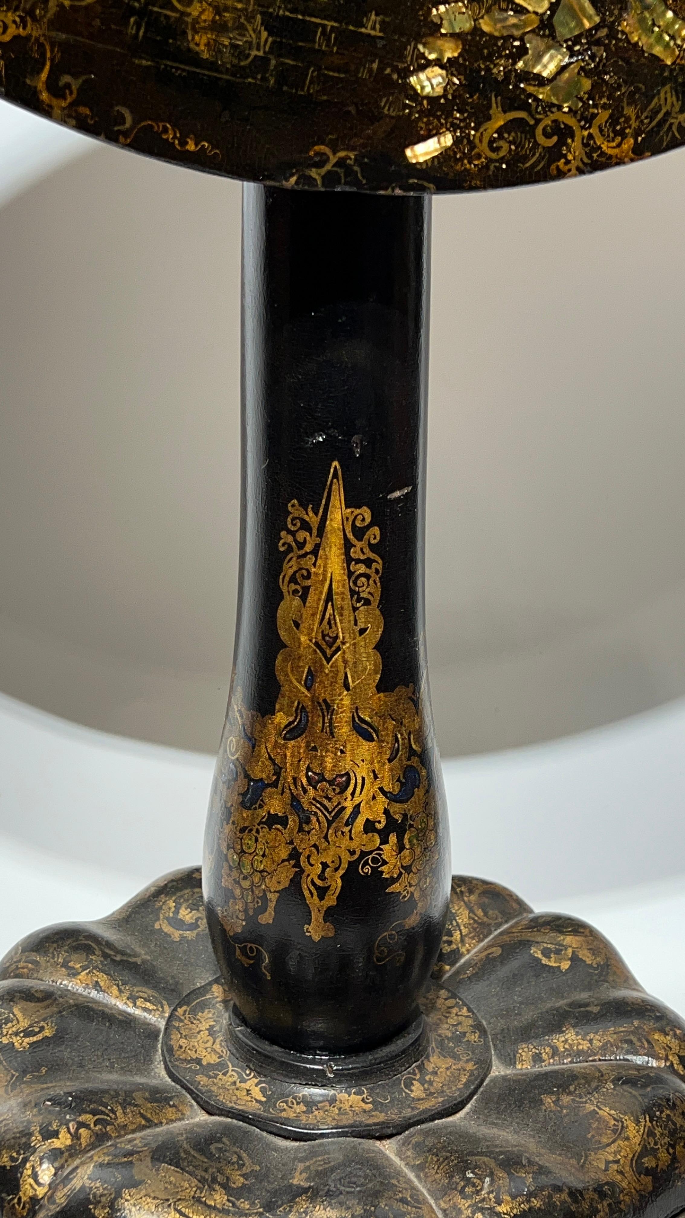 Tavolo a ribalta del XIX secolo dipinto a mano e intarsiato in ebano in vendita 5