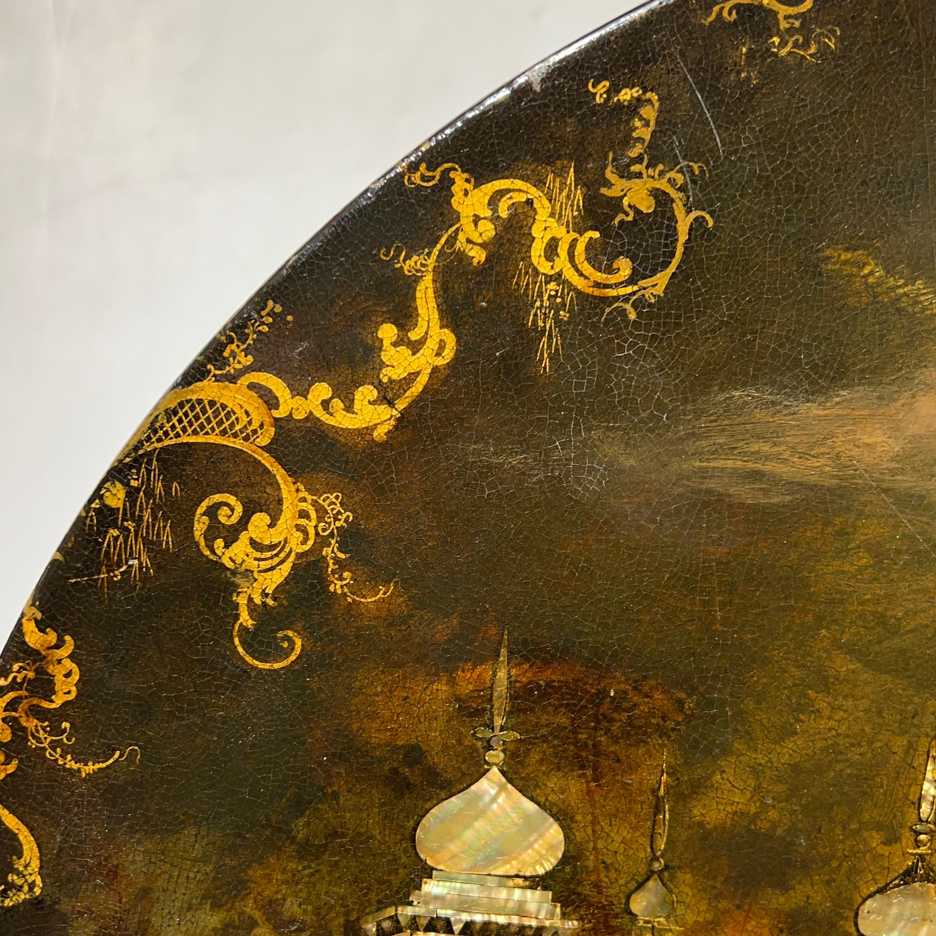 Tavolo a ribalta del XIX secolo dipinto a mano e intarsiato in ebano in vendita 3