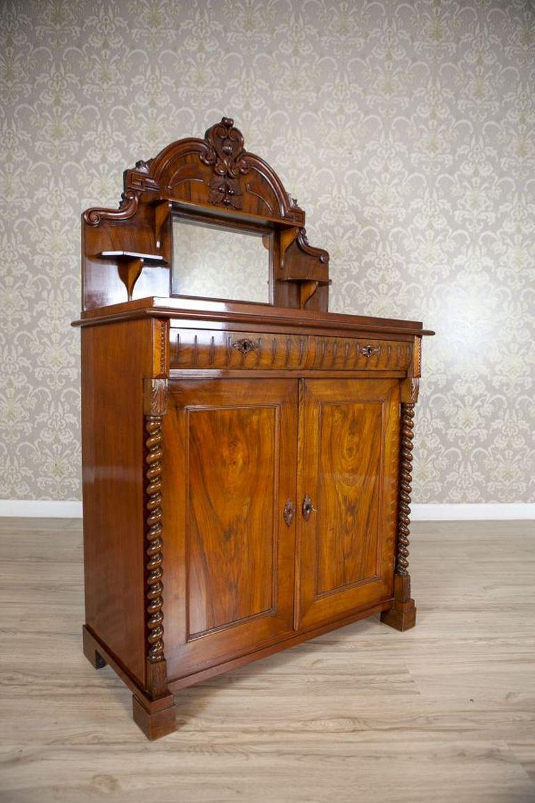 Buffet eclettico del XIX secolo in legno morbido impiallacciato in noce

Questo buffet è realizzato in legno morbido impiallacciato in noce e risale al quarto trimestre del XIX secolo. Il pezzo è composto da una base a due ante con due cassetti