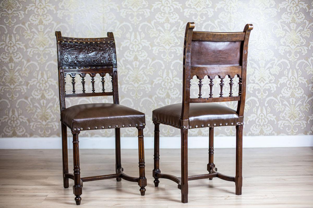 19th-Century Eclectic Oak Chairs With Seats in Leather

We present you a pair of Eclectic oak chairs with an upholstered backrest and seat.
This furniture is from Q4 of the 19th century.
There is a wooden gallery in the lower section of the