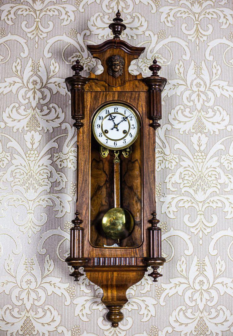 We present you a wall clock in a case made of walnut wood.
The whole is dated the late 19th century.
The clock strikes full hours and halves.

This item is in very good condition, the key included.

The mechanism is functional and has