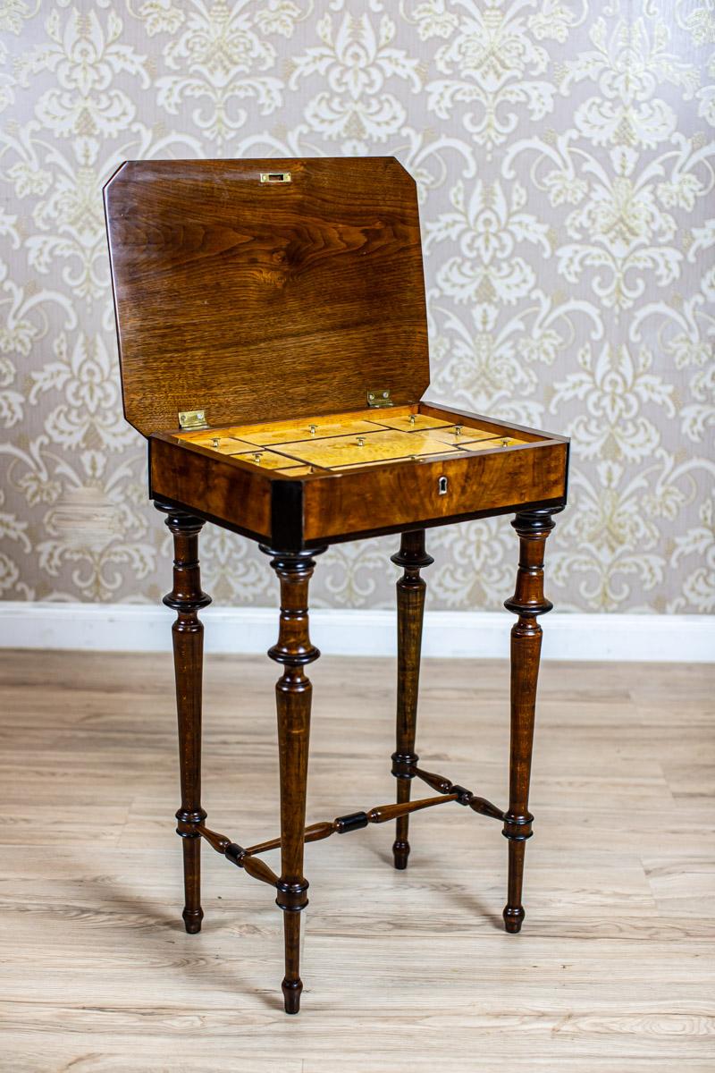 19th Century Eclectic Sewing Table with Beautifully Grained Top

We present you a modest sewing table from Q4 of the 19th century.
The whole is placed on four turned legs connected with an H-shaped stretcher.
The narrow apron with a liftable hides