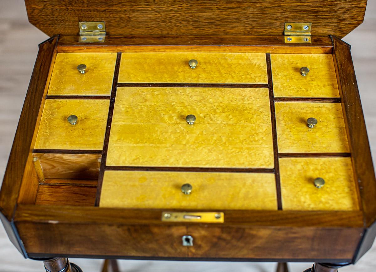 XIXe siècle Table  couture clectique du XIXe sicle avec plateau magnifiquement grain en vente