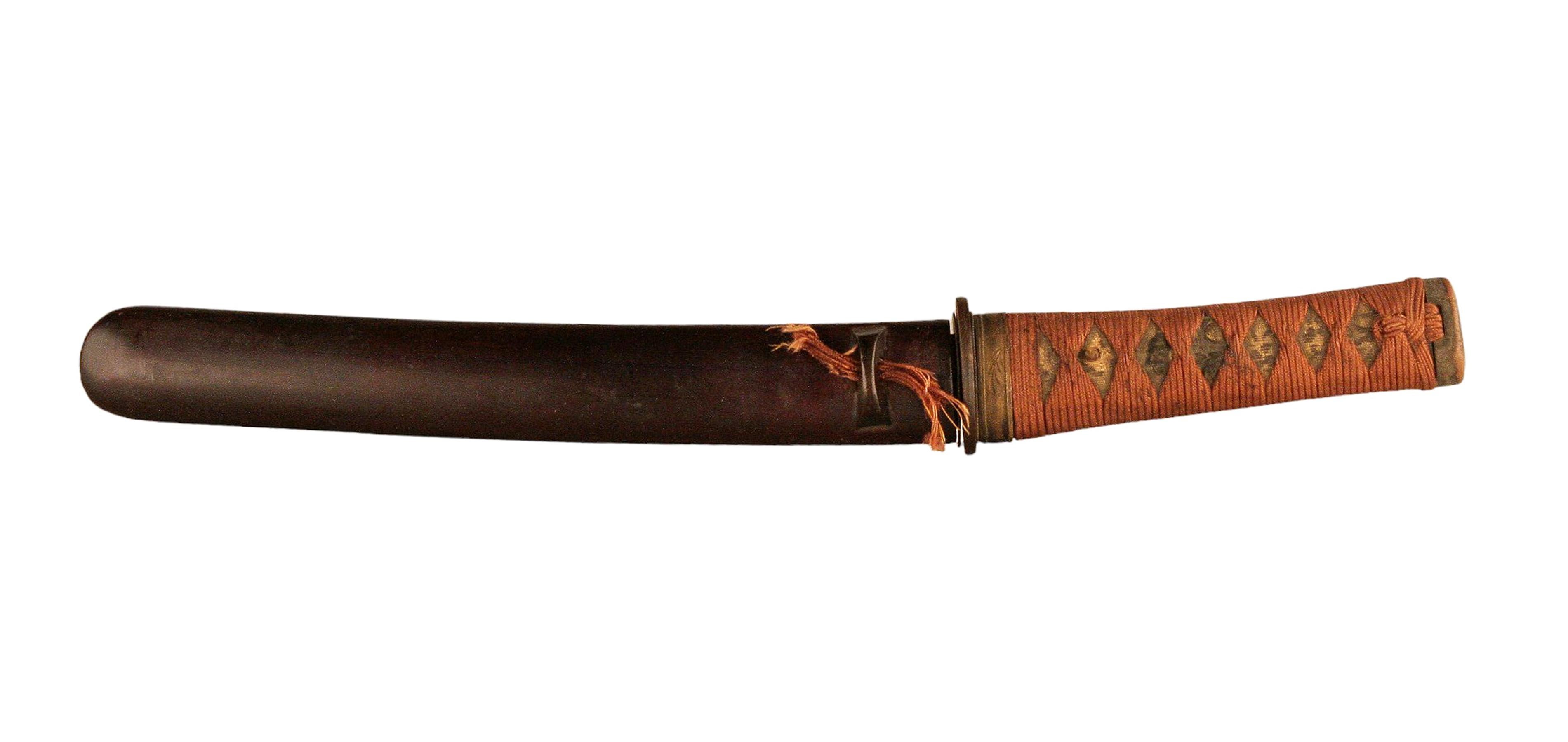 Carved 19th Century Edo-Meiji Period Samurai Tantō Knife/Short Blade Sword and Scabbard For Sale