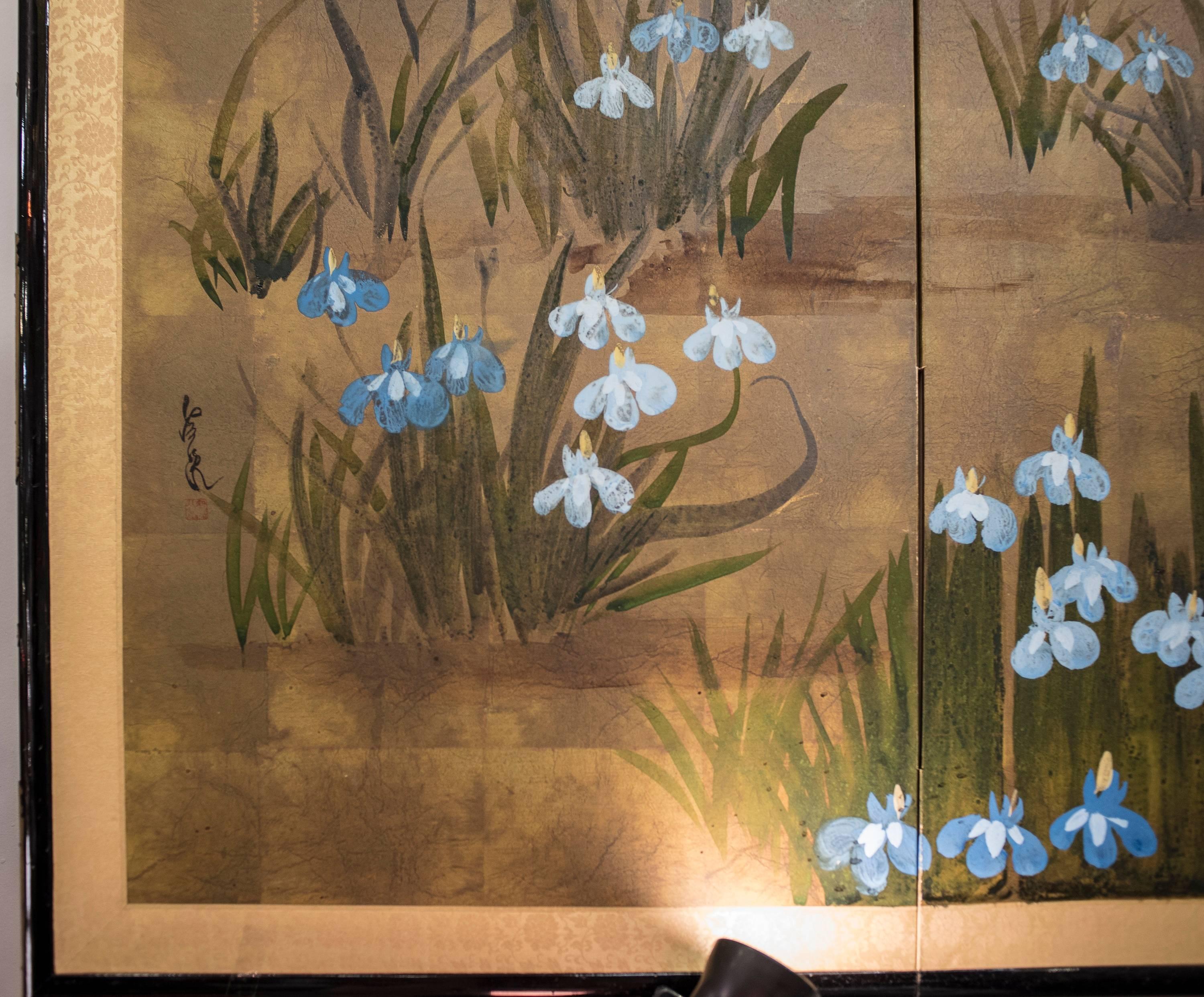 Stunning Edo japanese Byobu floral painted screen, with bronze fitting . Signed.
Represents  an iris field.