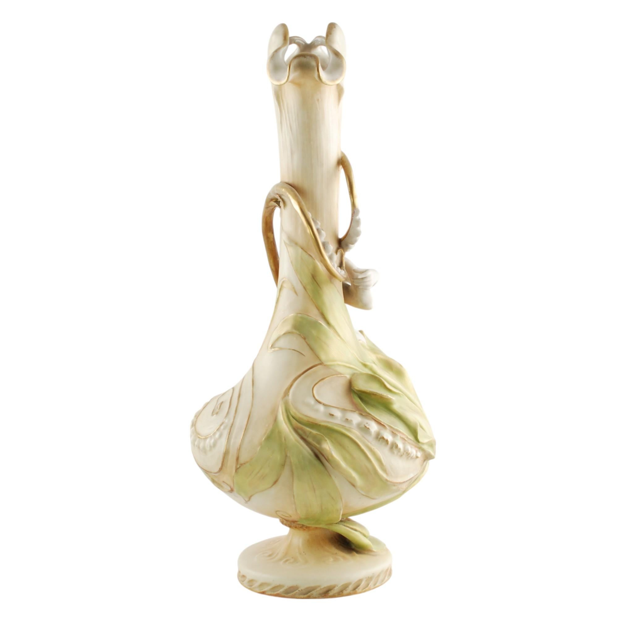 Diese Porzellanvase aus dem späten 19. Jahrhundert wurde von Eduard Stellmacher für Riessner, Stellmacher & Kessel Amphora aus Turn-Teplitz, Bohemia, entworfen. Das Stück hat eine klassische Jugendstilform und zeigt eine überdimensionale Nymphe, die
