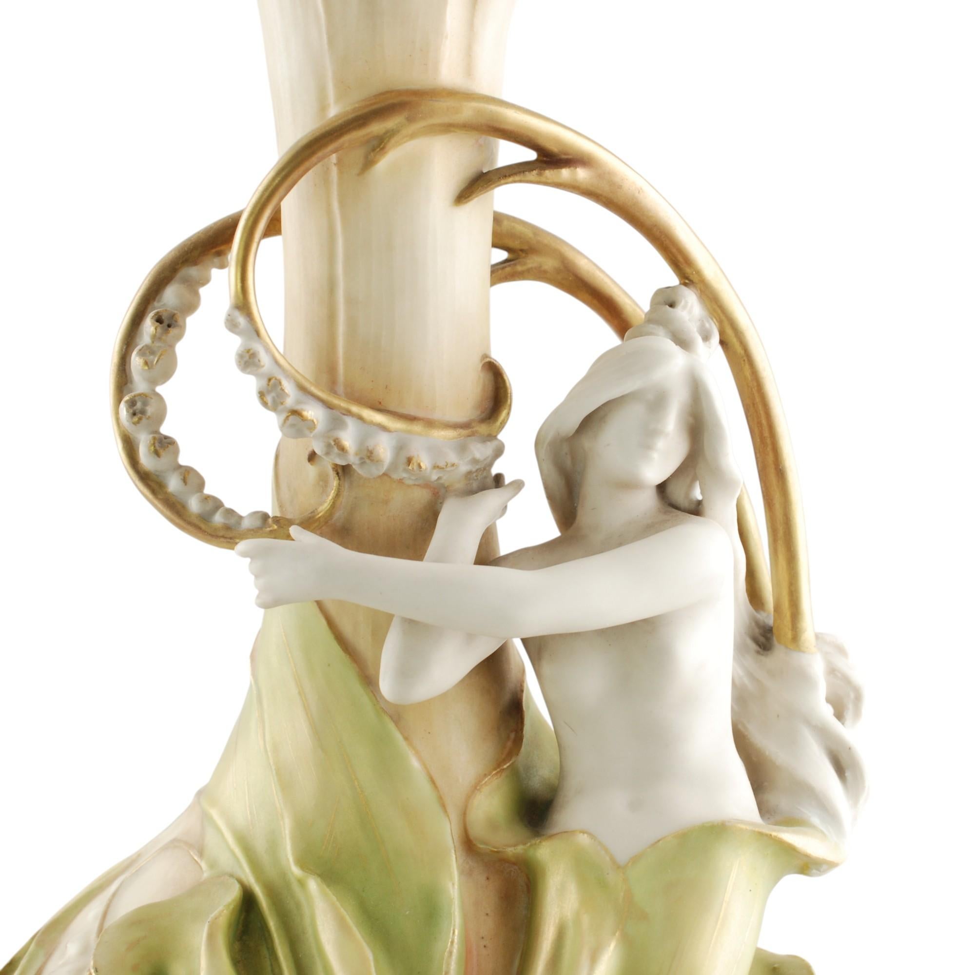 Eduard Stellmacher für Amphora: „Lily of the Valley“, Mädchenvase, 19. Jahrhundert (Österreichisch) im Angebot