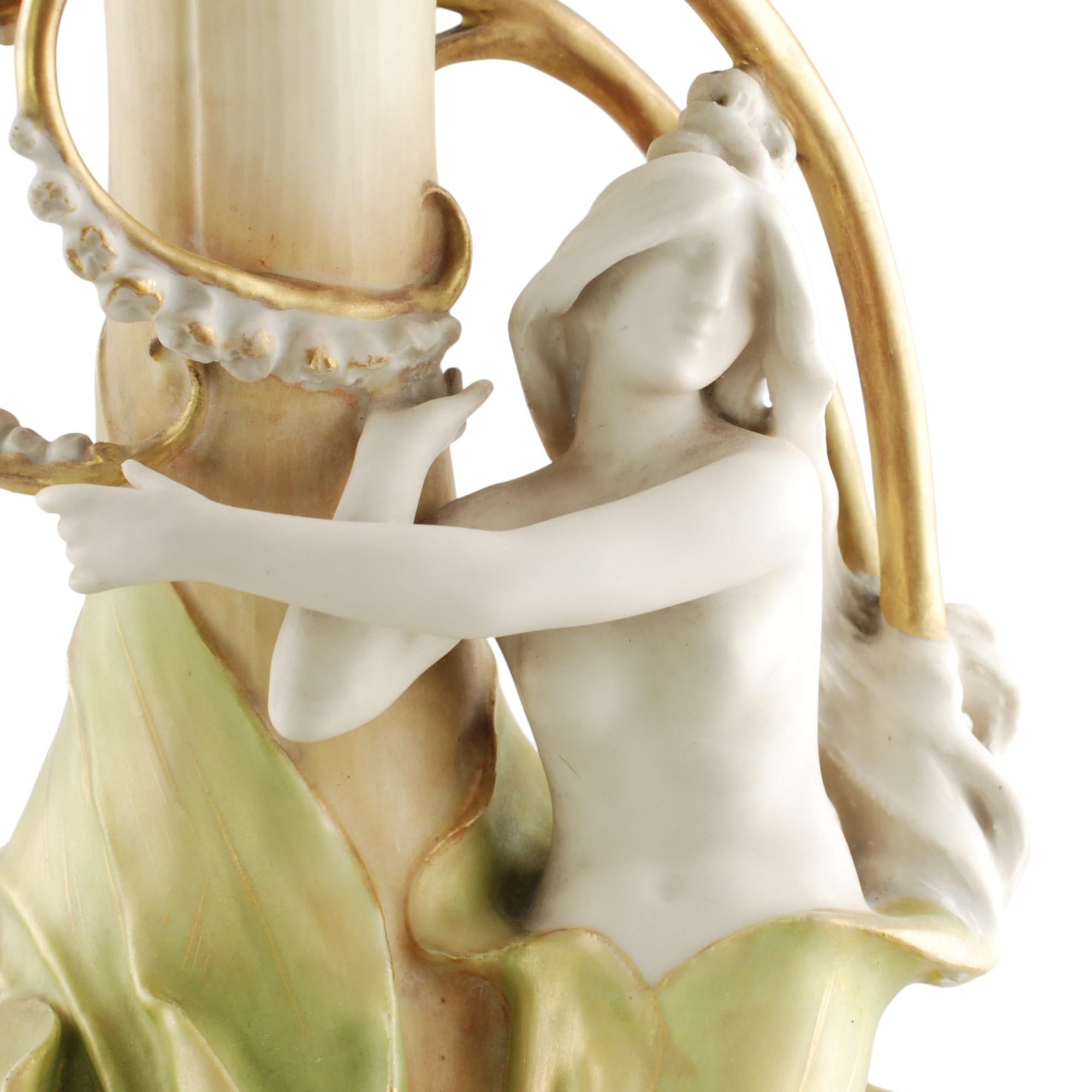 Eduard Stellmacher für Amphora: „Lily of the Valley“, Mädchenvase, 19. Jahrhundert (Gemalt) im Angebot