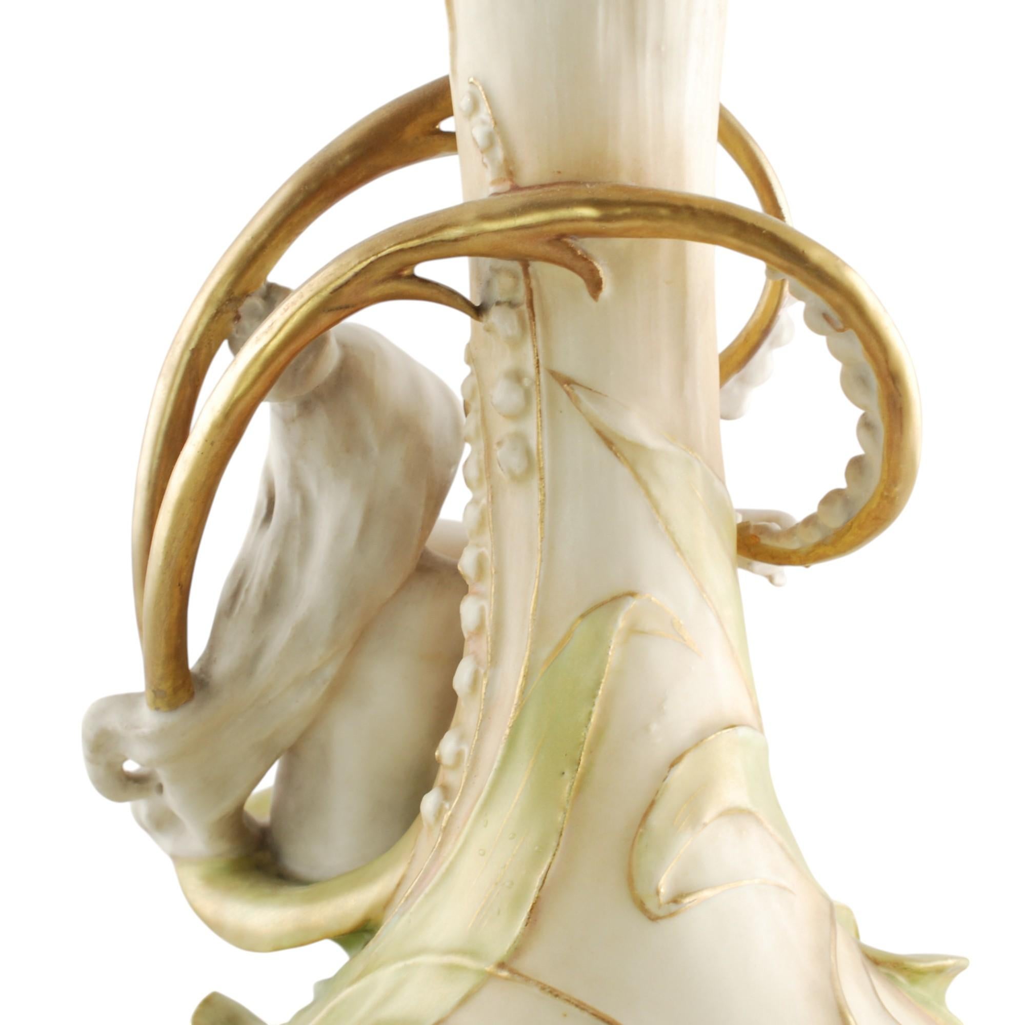 Eduard Stellmacher für Amphora: „Lily of the Valley“, Mädchenvase, 19. Jahrhundert (Porzellan) im Angebot