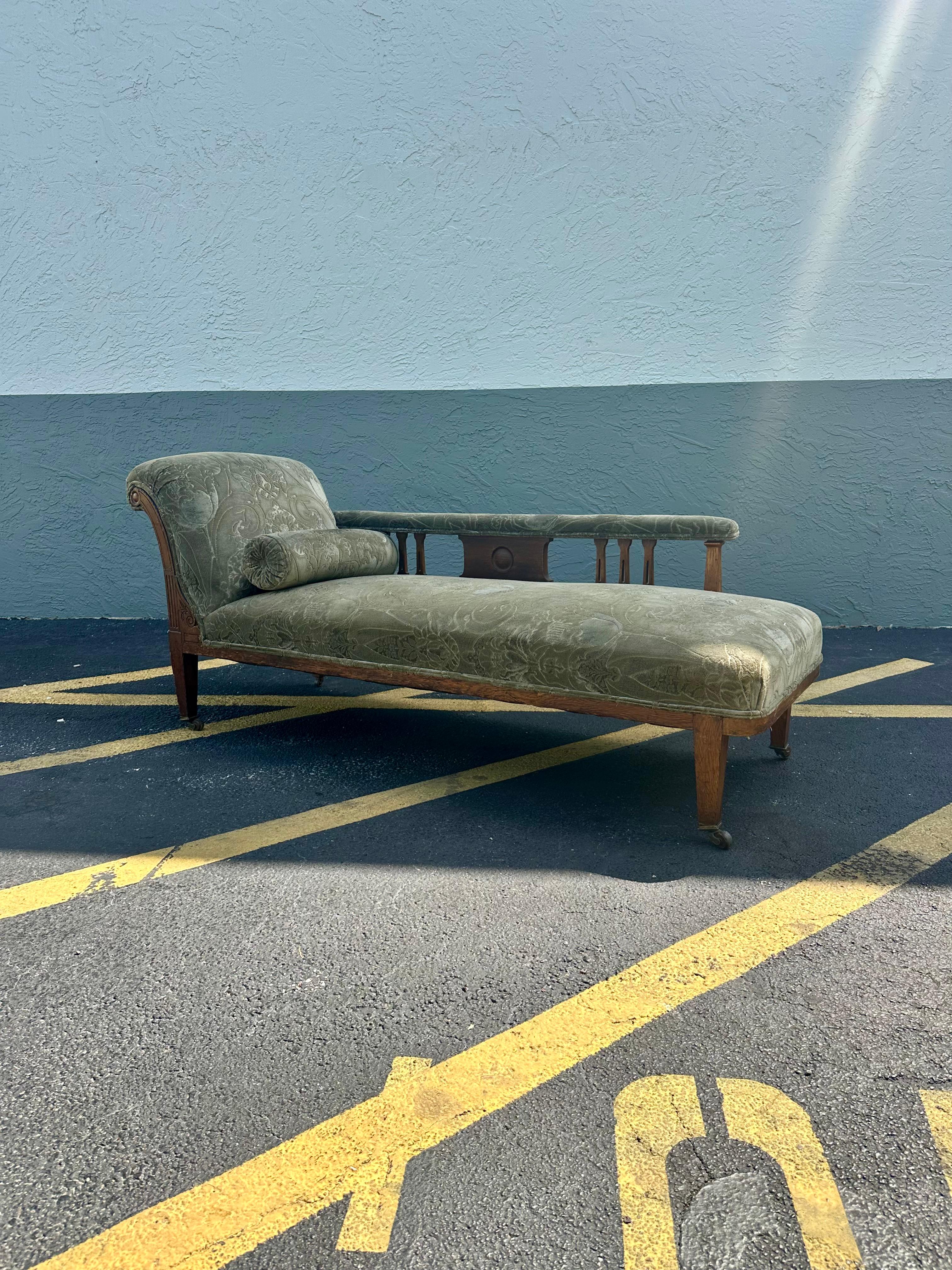 Esta magnífica chaise longue victoriana de nogal de finales del siglo XIX data de hacia 1890 y se asienta sobre hermosas patas torneadas con ruedas. El brazo con volutas tiene algunas tallas finas y hay un borde moldeado. Personalizada en una