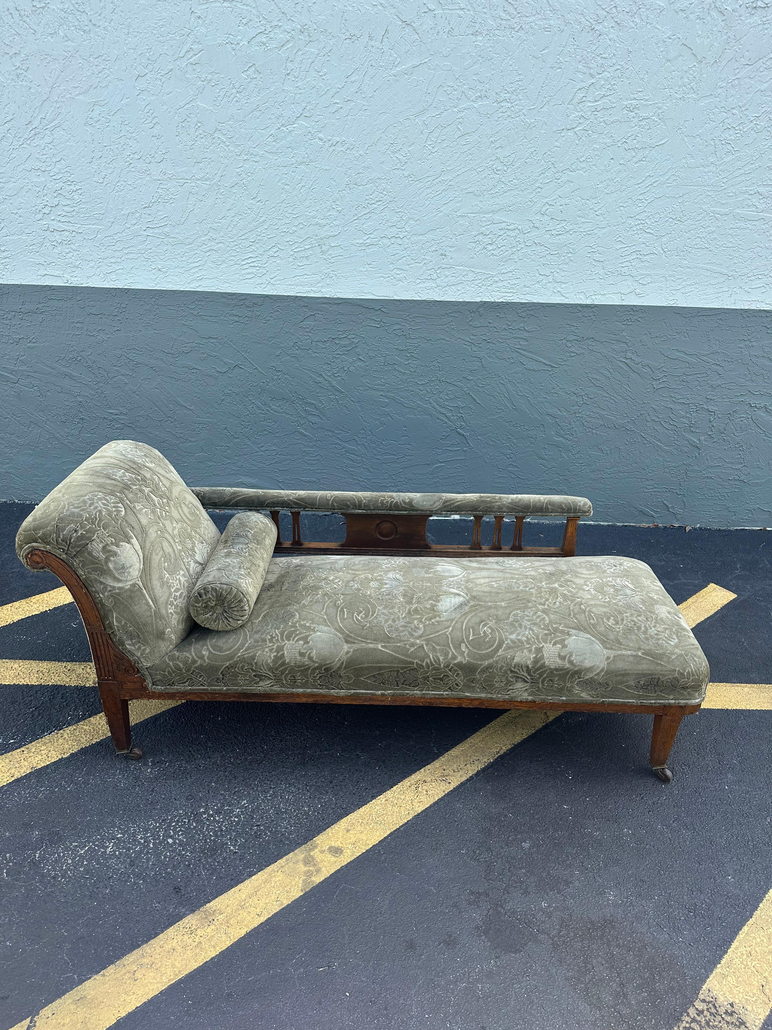 Sofá Chaise Lounge eduardiano del siglo XIX en verde sobre ruedas Artes y manualidades en venta