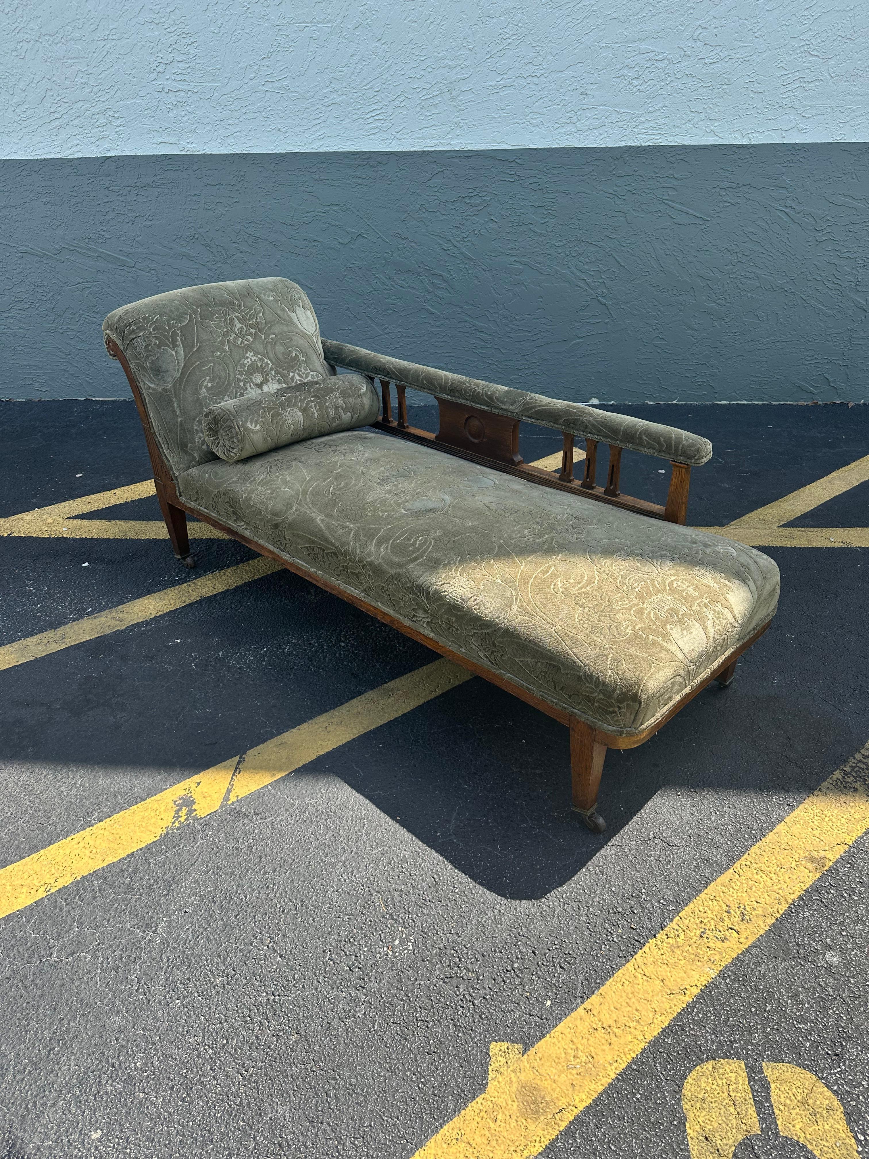 Sofá Chaise Lounge eduardiano del siglo XIX en verde sobre ruedas Europeo en venta