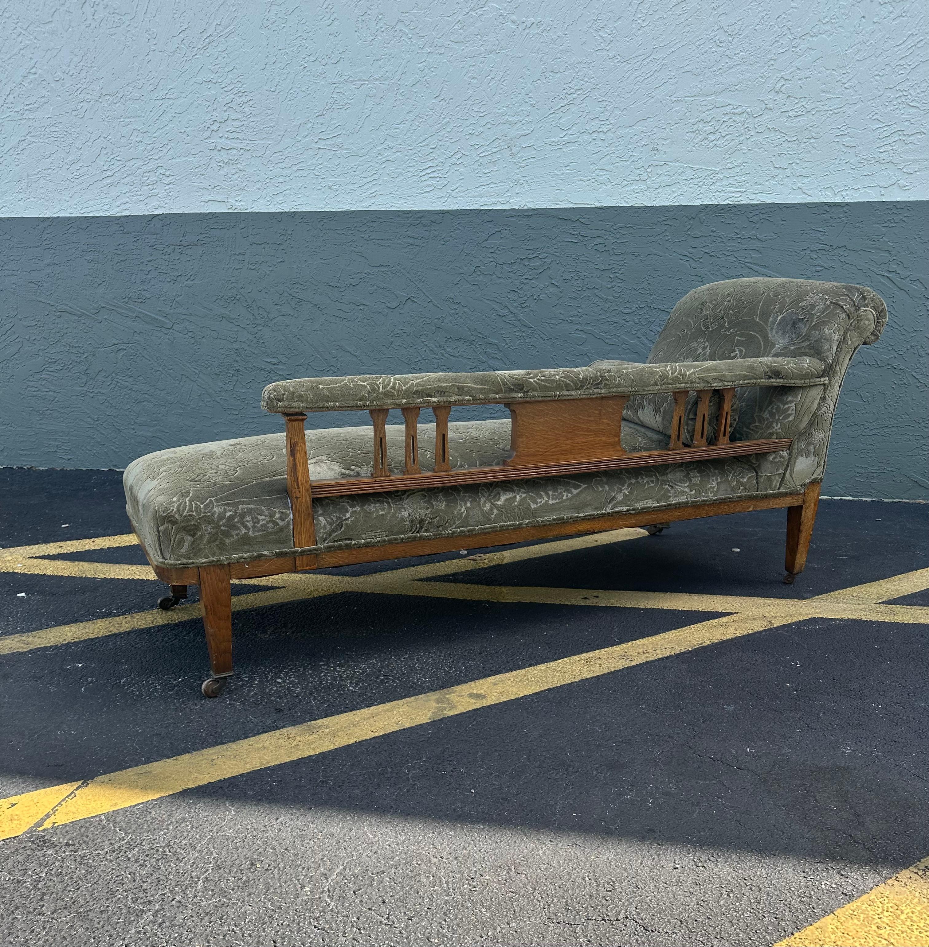 Sofá Chaise Lounge eduardiano del siglo XIX en verde sobre ruedas en Bueno estado para la venta en Fort Lauderdale, FL