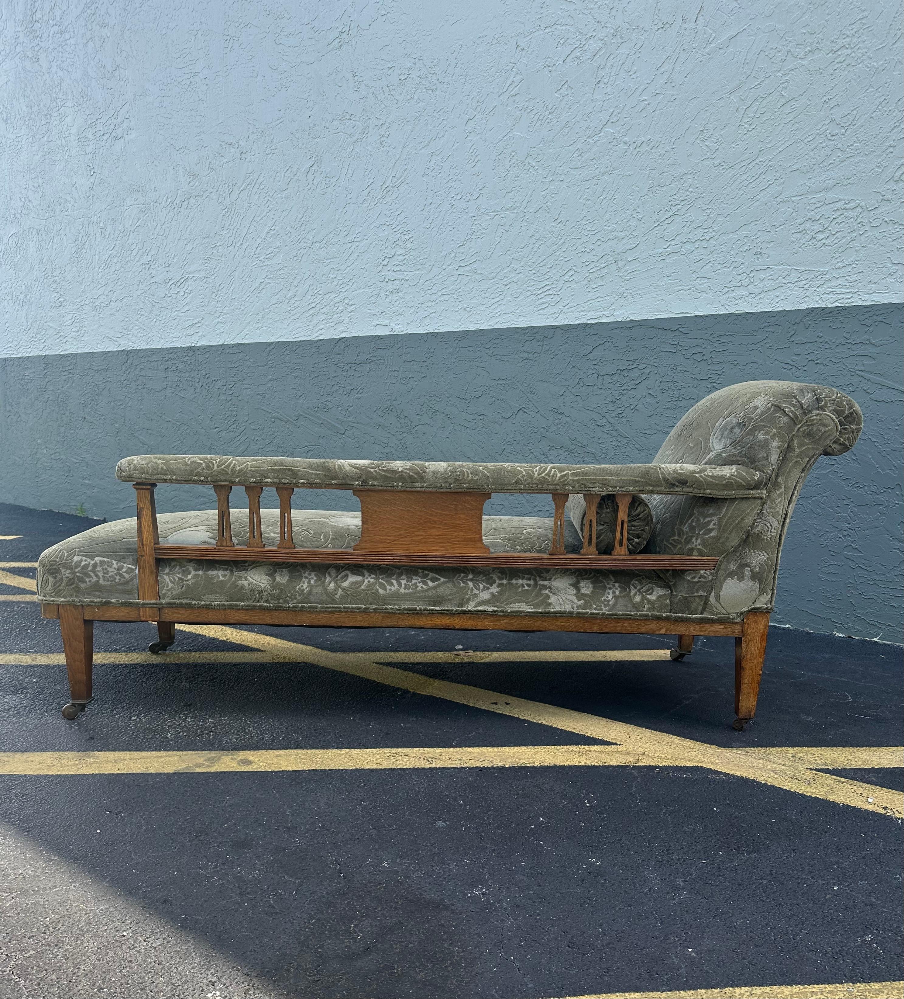 Sofá Chaise Lounge eduardiano del siglo XIX en verde sobre ruedas Madera en venta