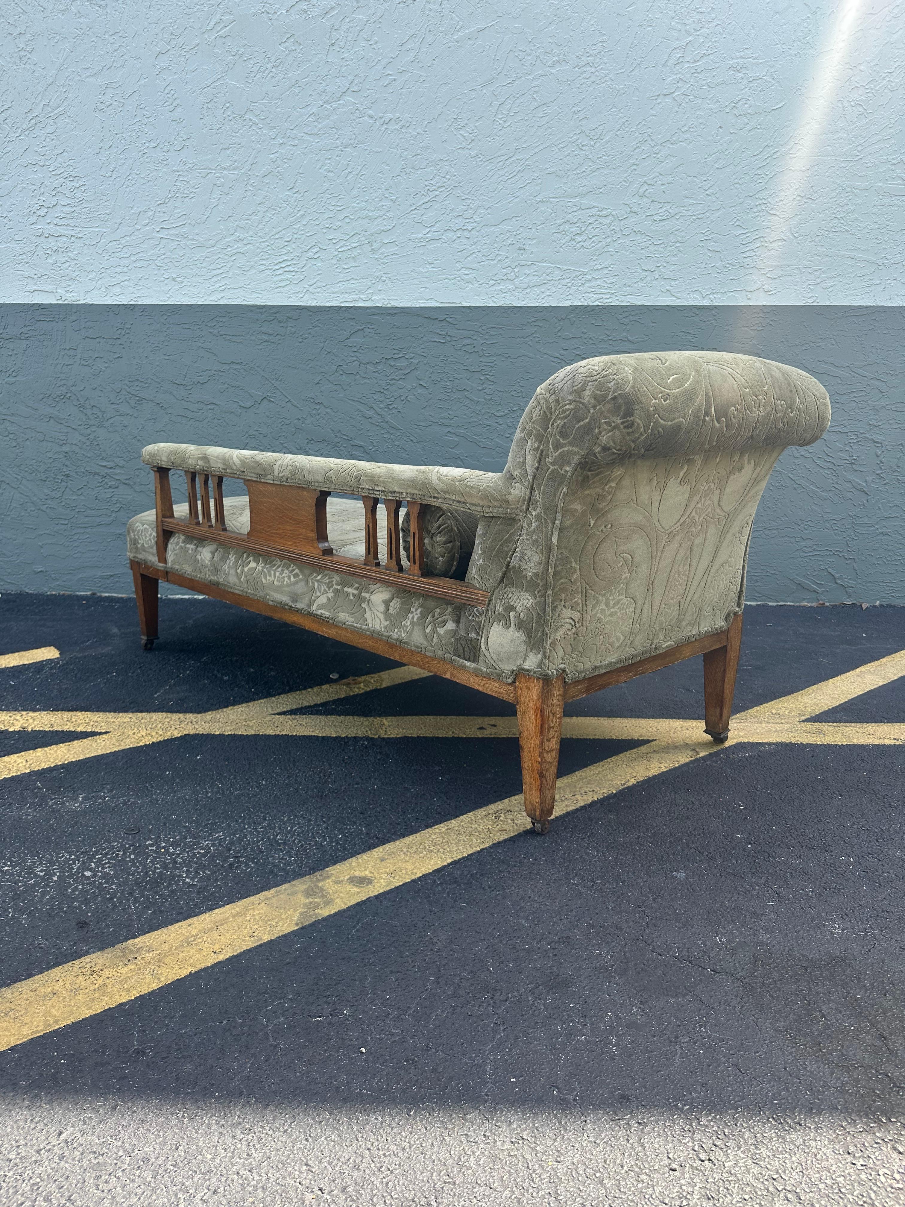 Sofá Chaise Lounge eduardiano del siglo XIX en verde sobre ruedas en venta 1