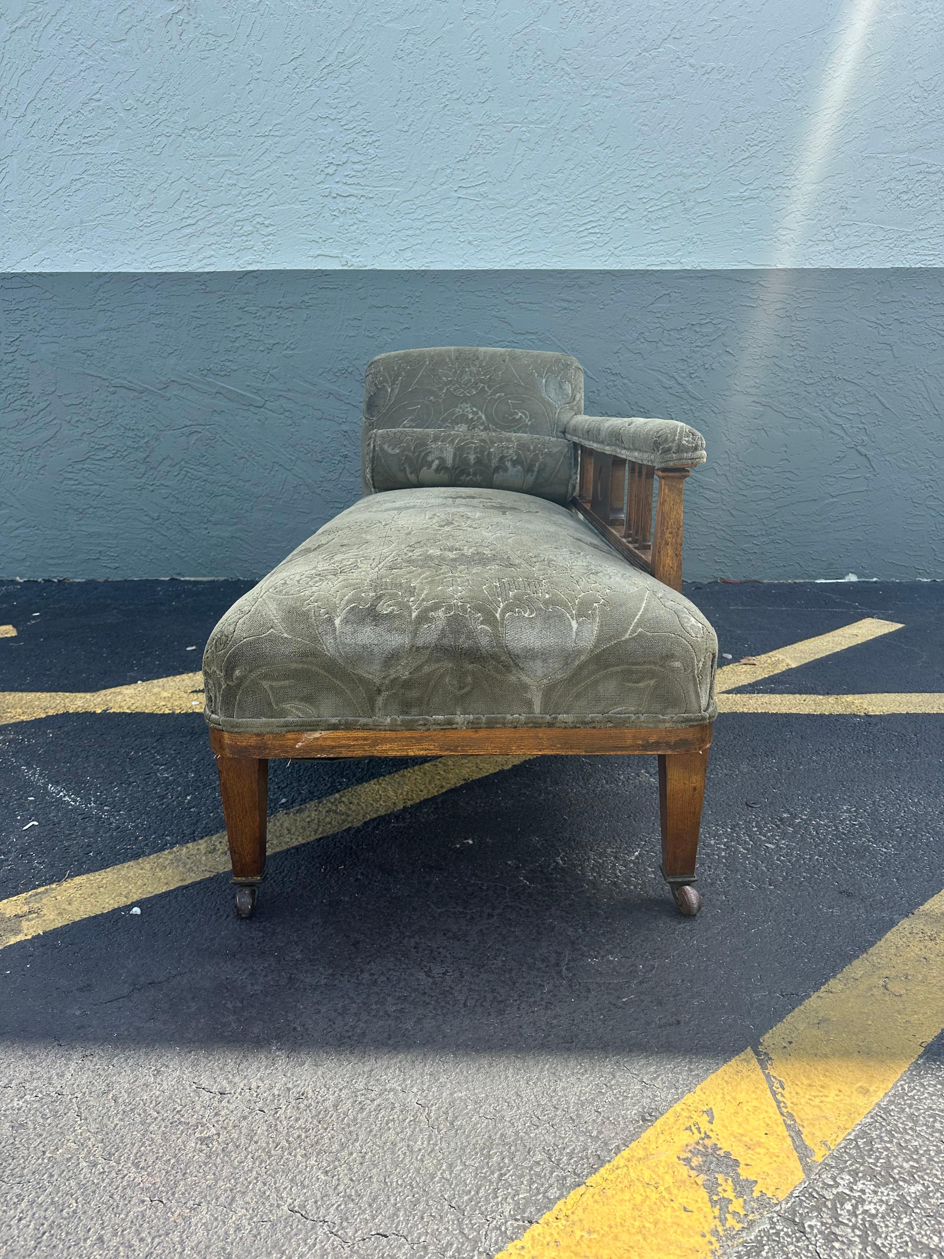 Sofá Chaise Lounge eduardiano del siglo XIX en verde sobre ruedas en venta 2