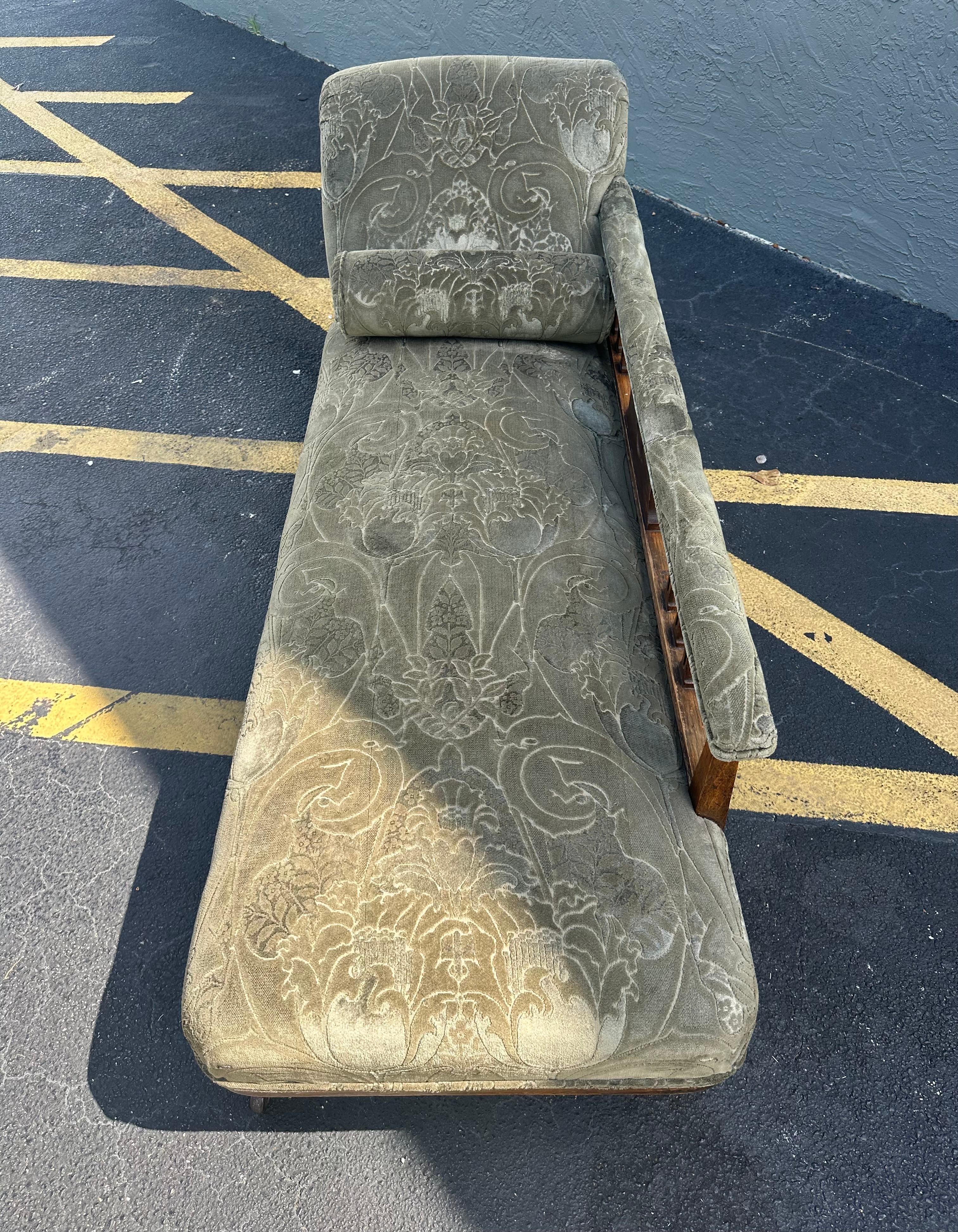 Sofá Chaise Lounge eduardiano del siglo XIX en verde sobre ruedas en venta 3