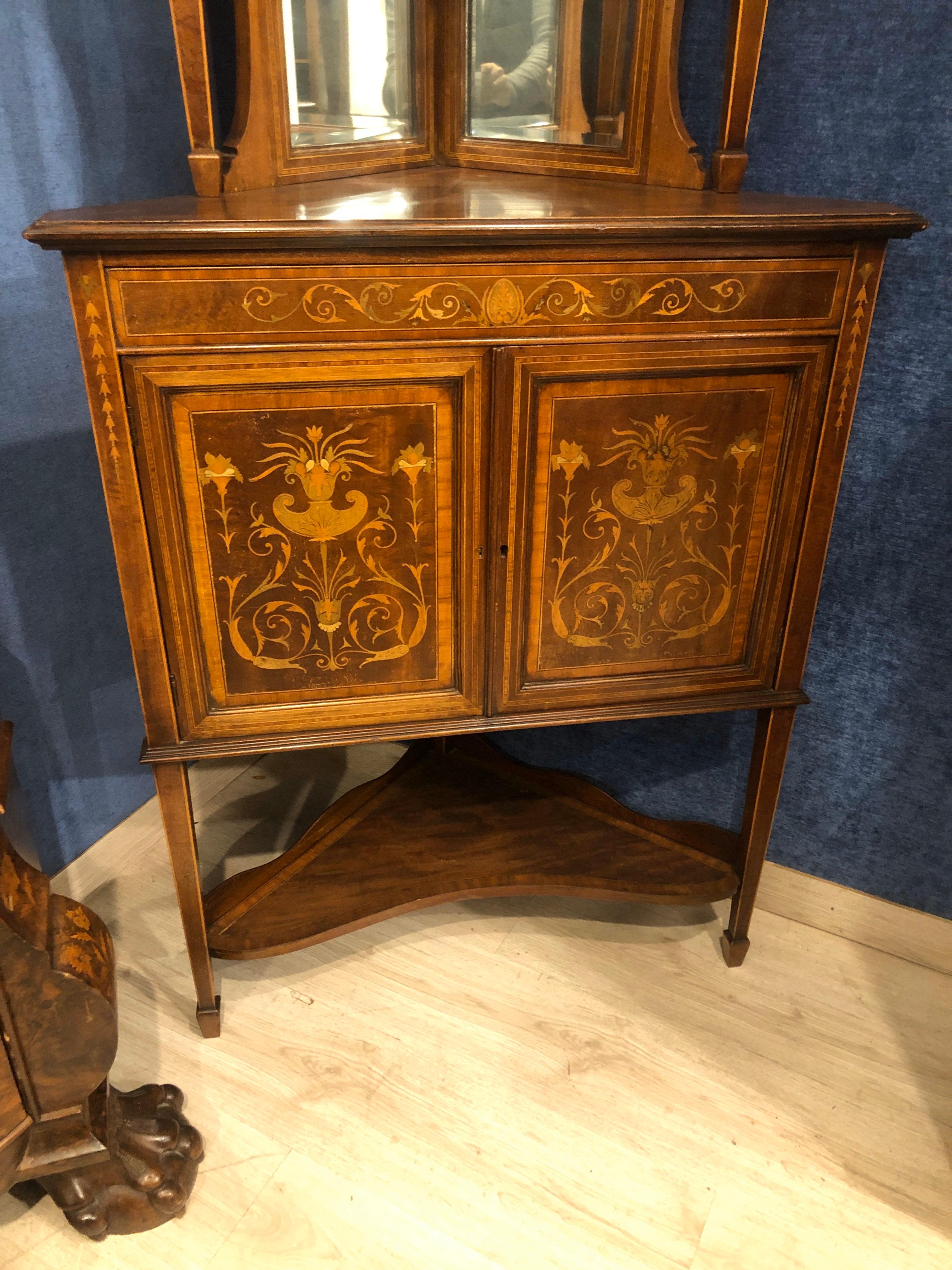 An Edwardian Sheraton Revival corner cabinet, mahogany, fruitwood and satinwood inlay. Fine quality inlaid decoration, of excellent proportions and in excellent state of conservation.