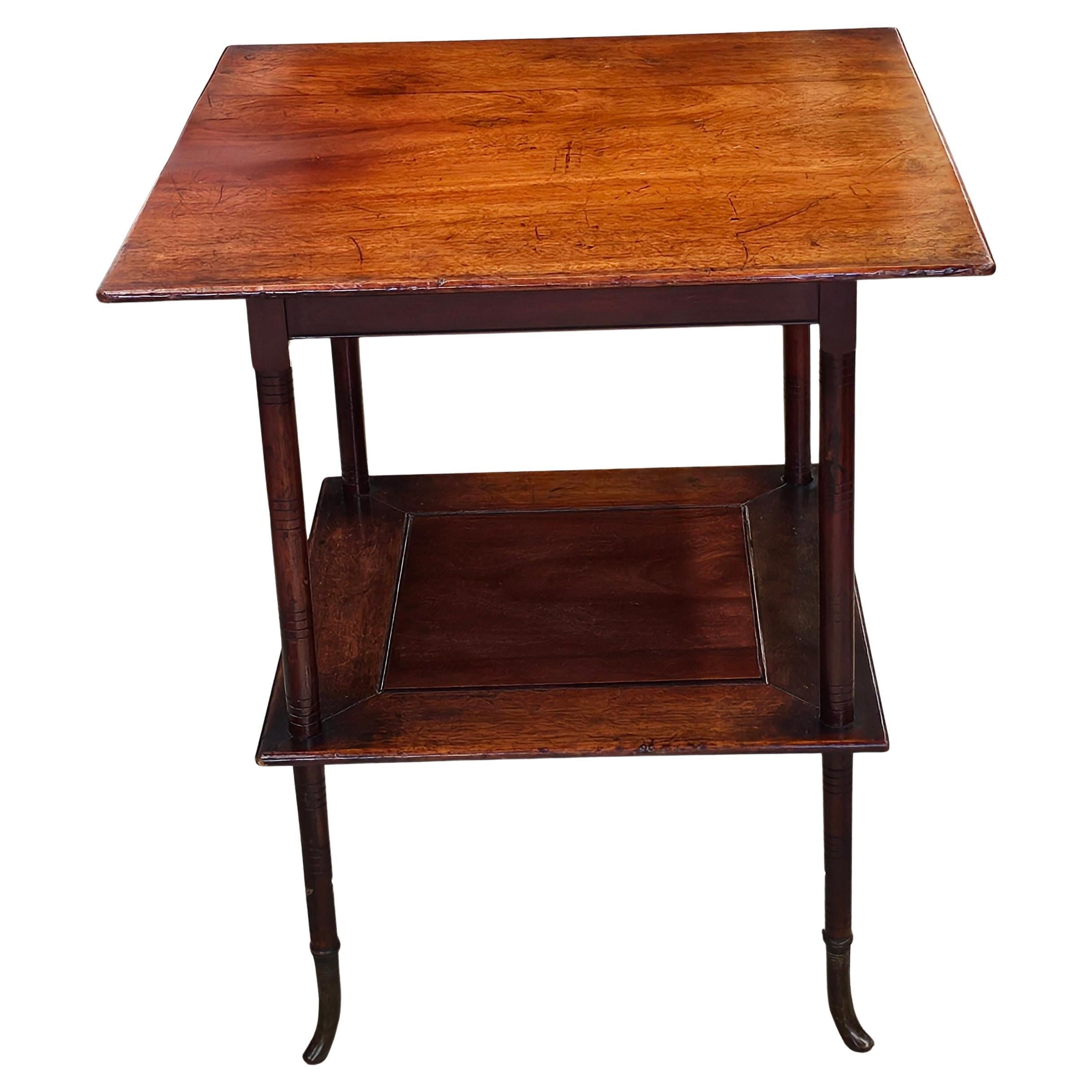 Table d'appoint en acajou patiné et teinté de l'époque édouardienne du 19e siècle, avec des accessoires en laiton.
Mesure 20,25