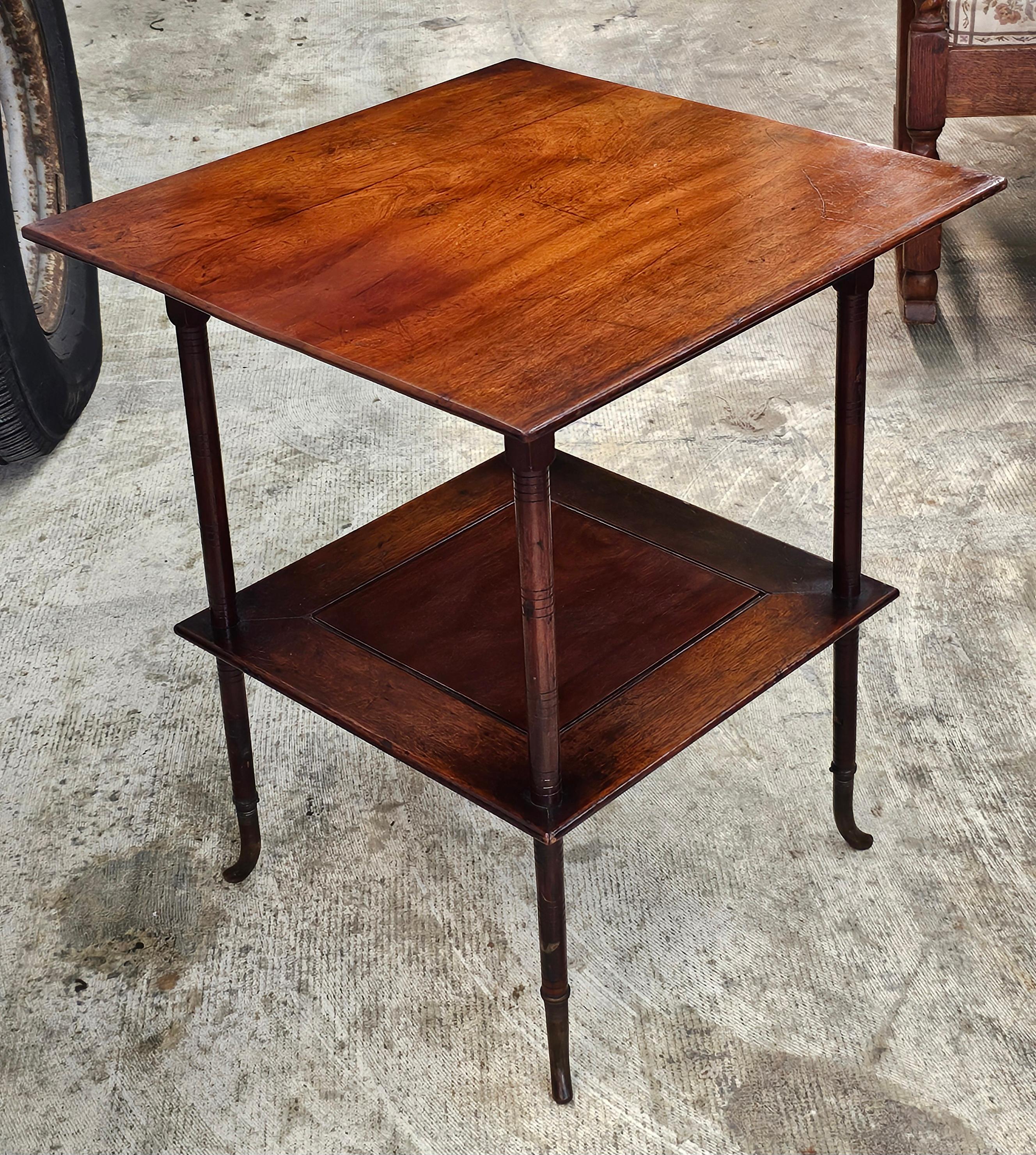 Inconnu Table d'appoint édouardienne du 19e siècle, en acajou teinté et accessoires en laiton en vente