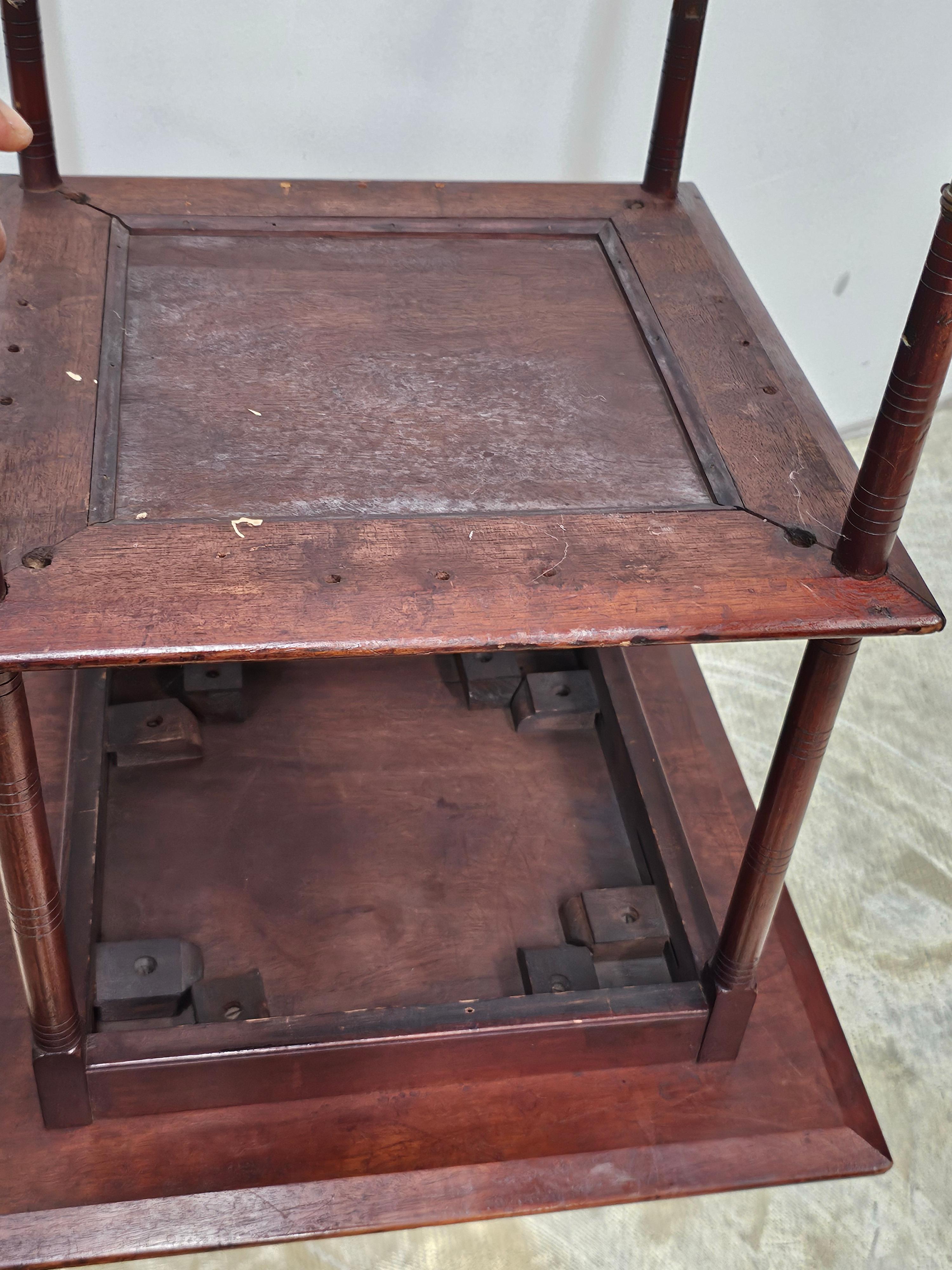 Table d'appoint édouardienne du 19e siècle, en acajou teinté et accessoires en laiton Bon état - En vente à Germantown, MD
