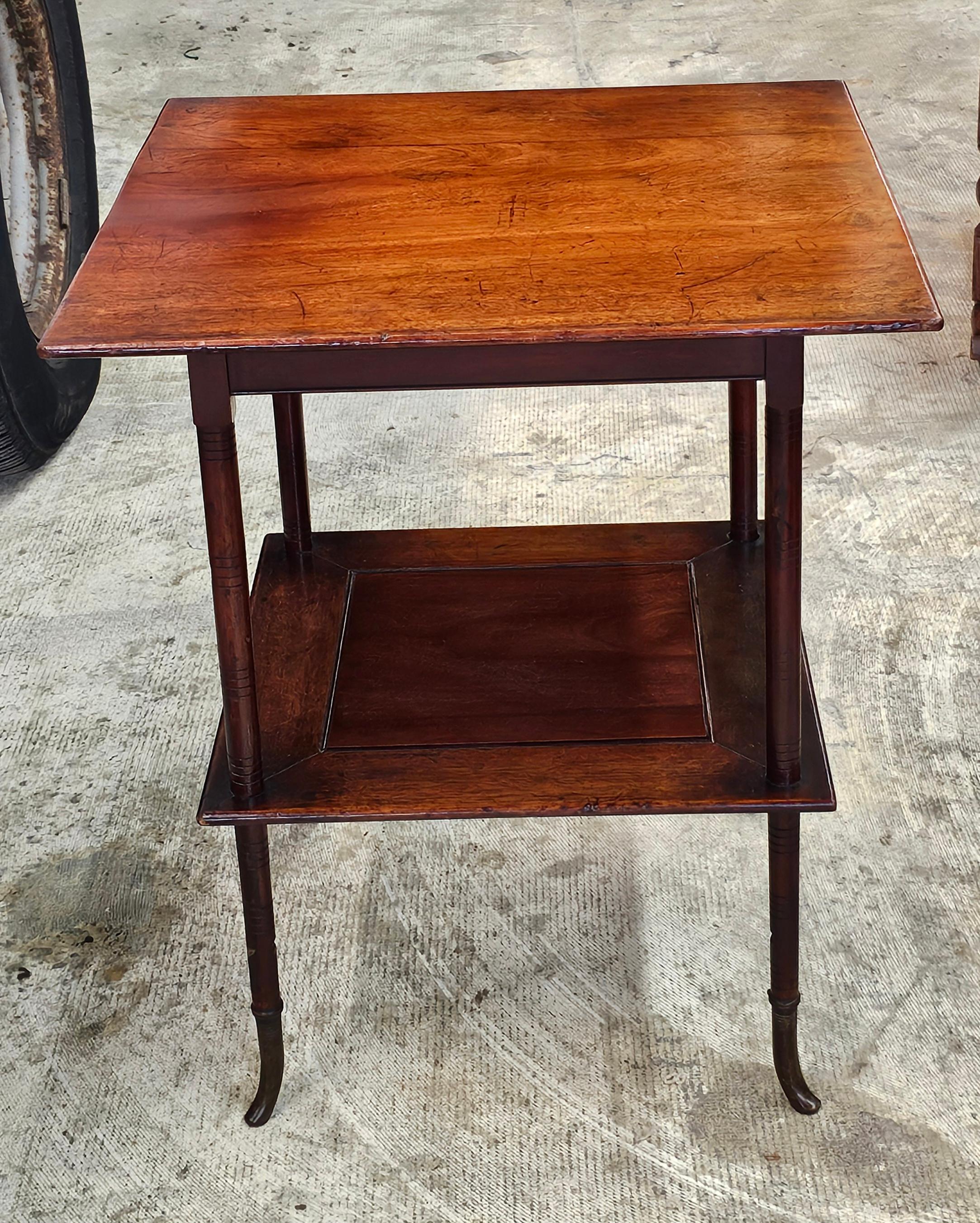 XIXe siècle Table d'appoint édouardienne du 19e siècle, en acajou teinté et accessoires en laiton en vente