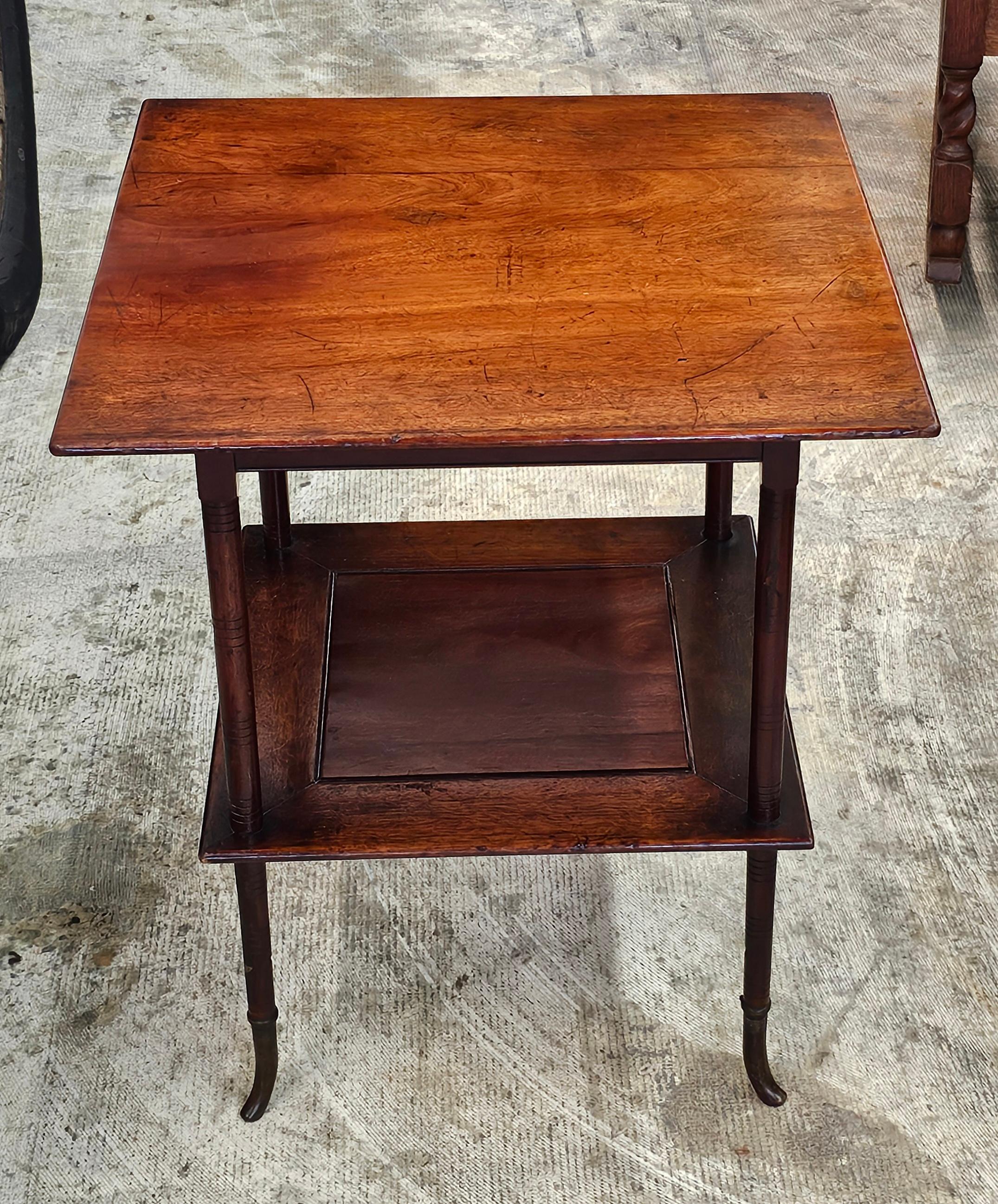 Acajou Table d'appoint édouardienne du 19e siècle, en acajou teinté et accessoires en laiton en vente
