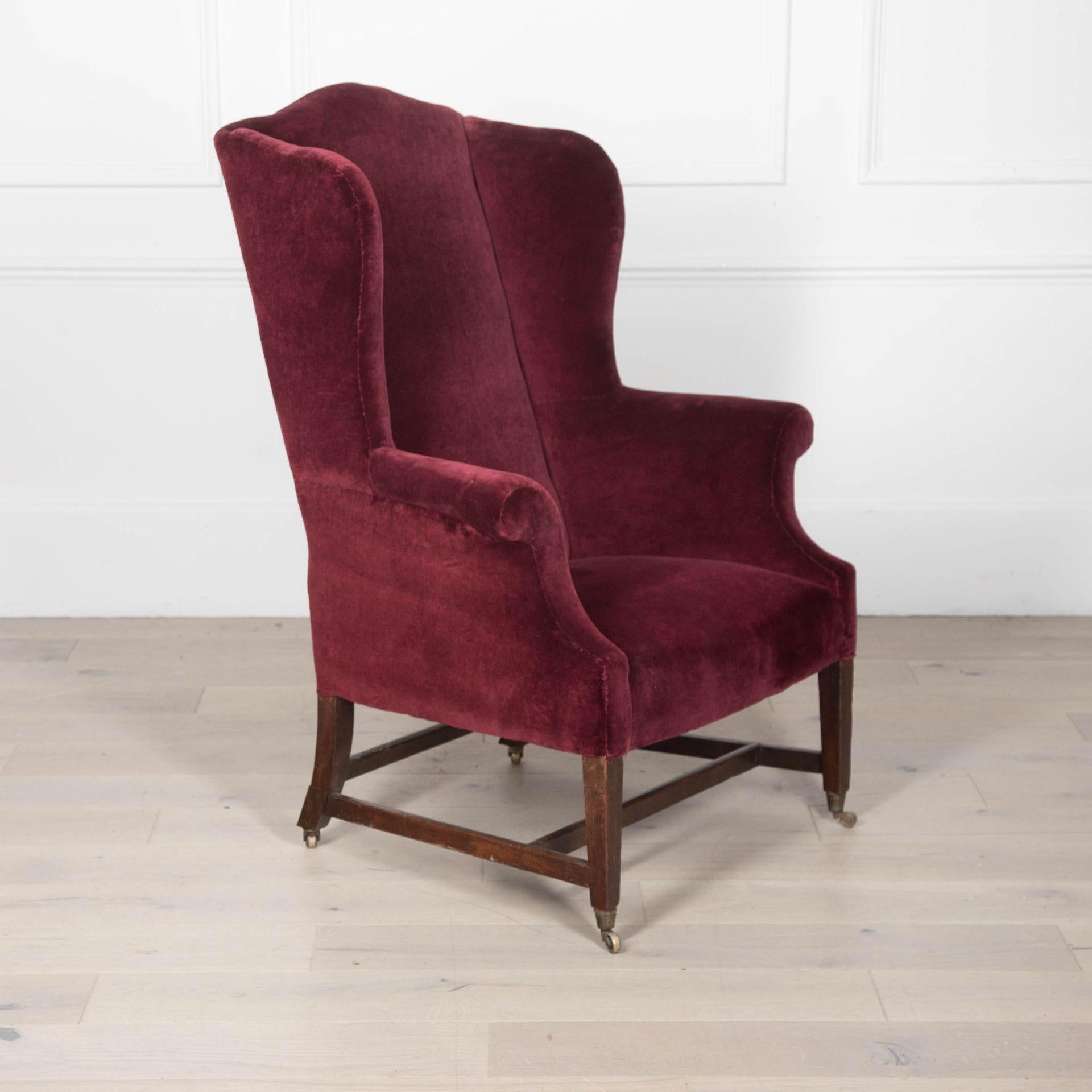 Fauteuil à oreilles en acajou de la fin de la période géorgienne de l'époque édouardienne du XIXe siècle, tapissé d'un tissu en velours de coton tyrien de Rose Uniacke. Avec restauration - plaque de métal sur le pied arrière gauche.