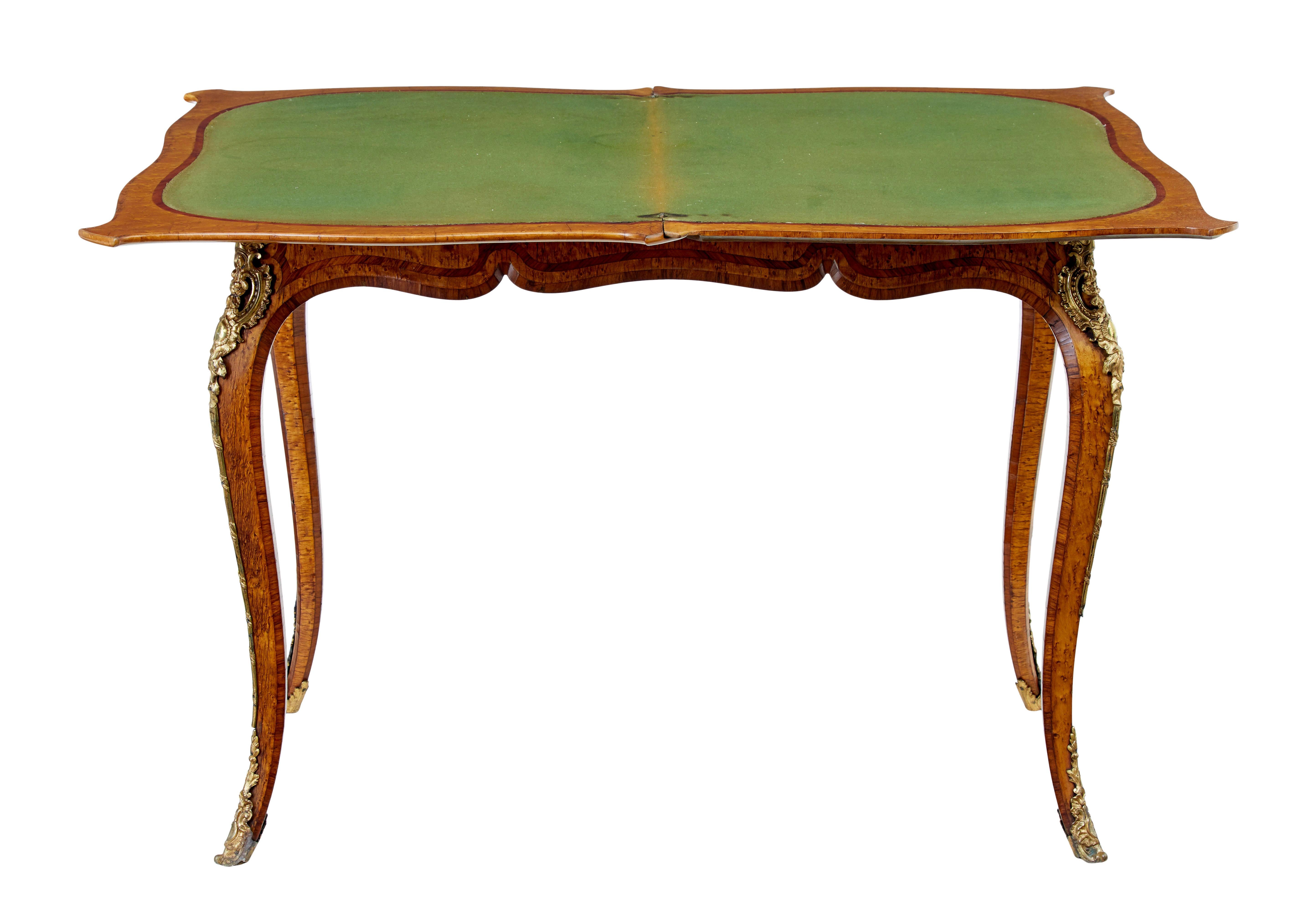 Table de jeu Edwards and Roberts du 19e siècle en érable piqué en vente 2
