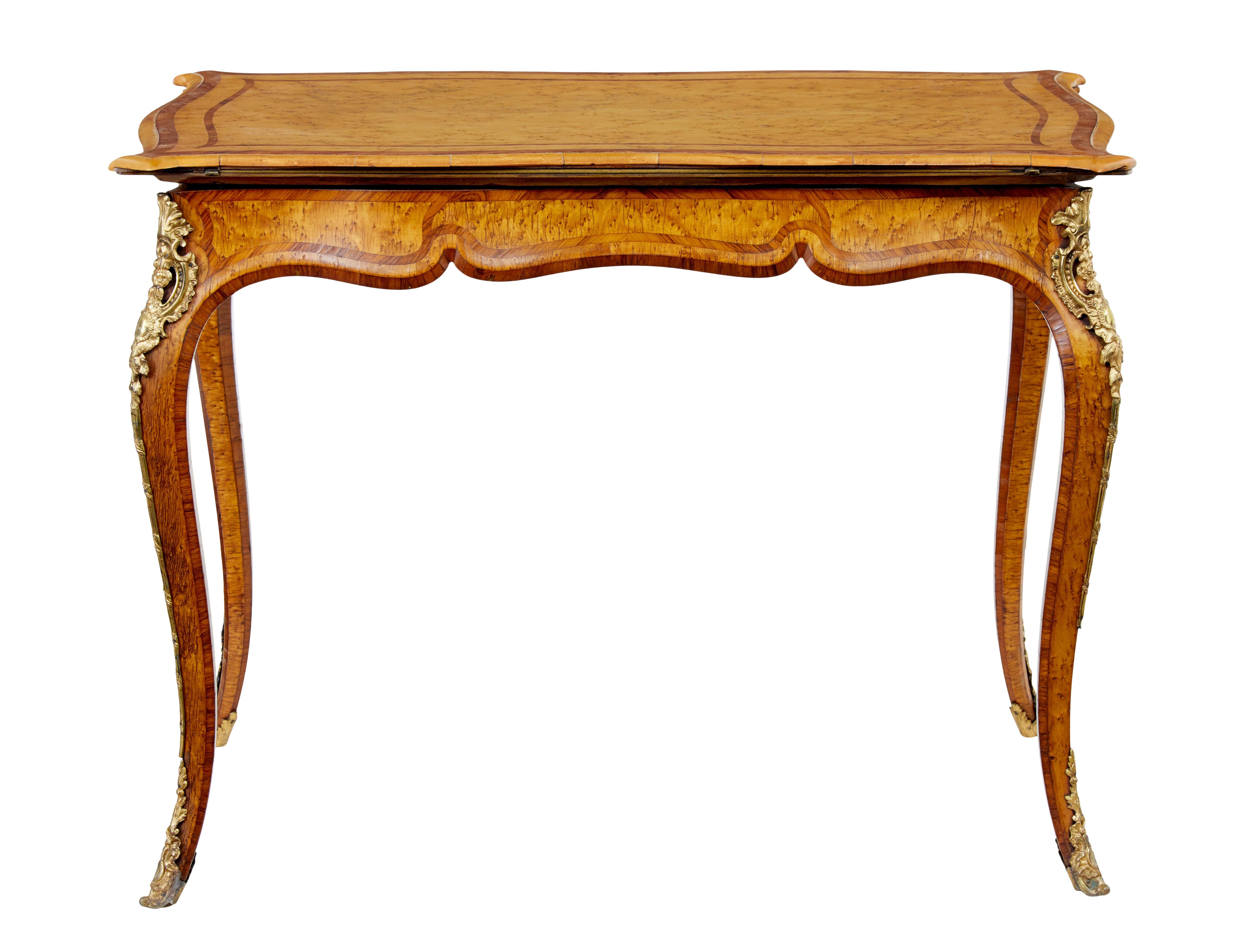 Table de jeu Edwards and Roberts du 19e siècle en érable piqué en vente 1