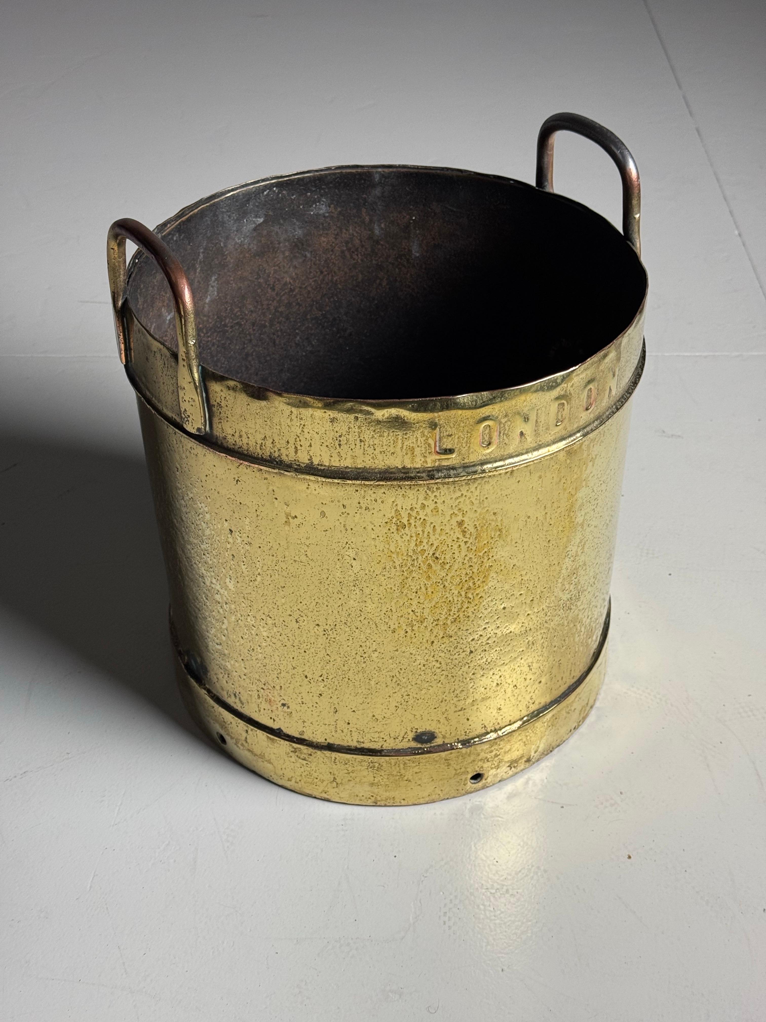 Beautiful large 19th century Wine Cooler / Champagne bucket for several bottles.
Made by Edwards & Sons, London.
In very good condition.

Dimensions: 40h x 34ø