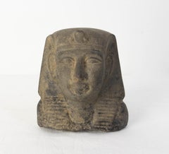 Estatua egipcia del siglo XIX con busto de faraón en piedra negra
