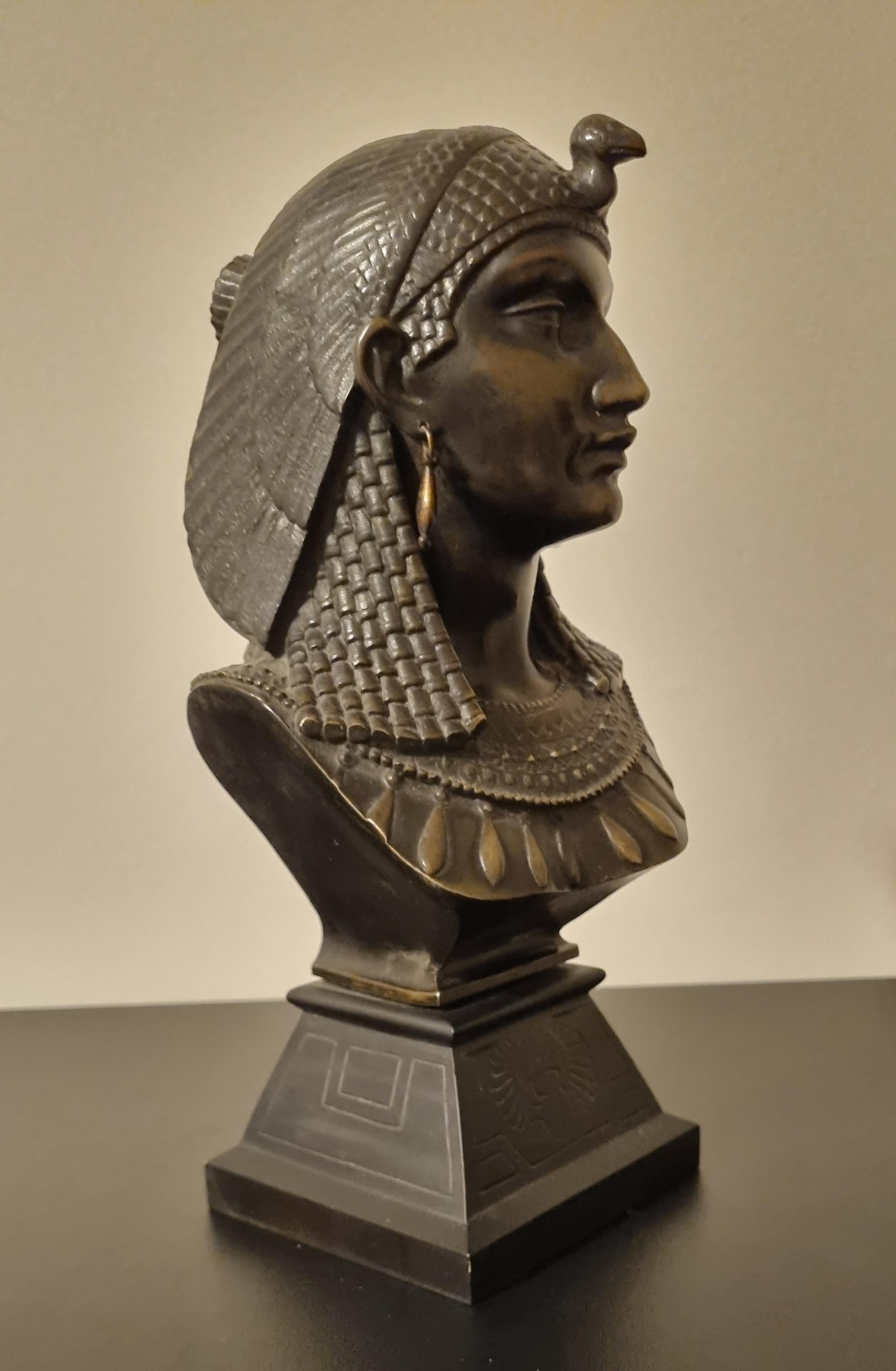 Neoegizio 19th Century Egyptian Revival Bronze Bust Of Cleopatra By Paul Auguste Gagne in vendita