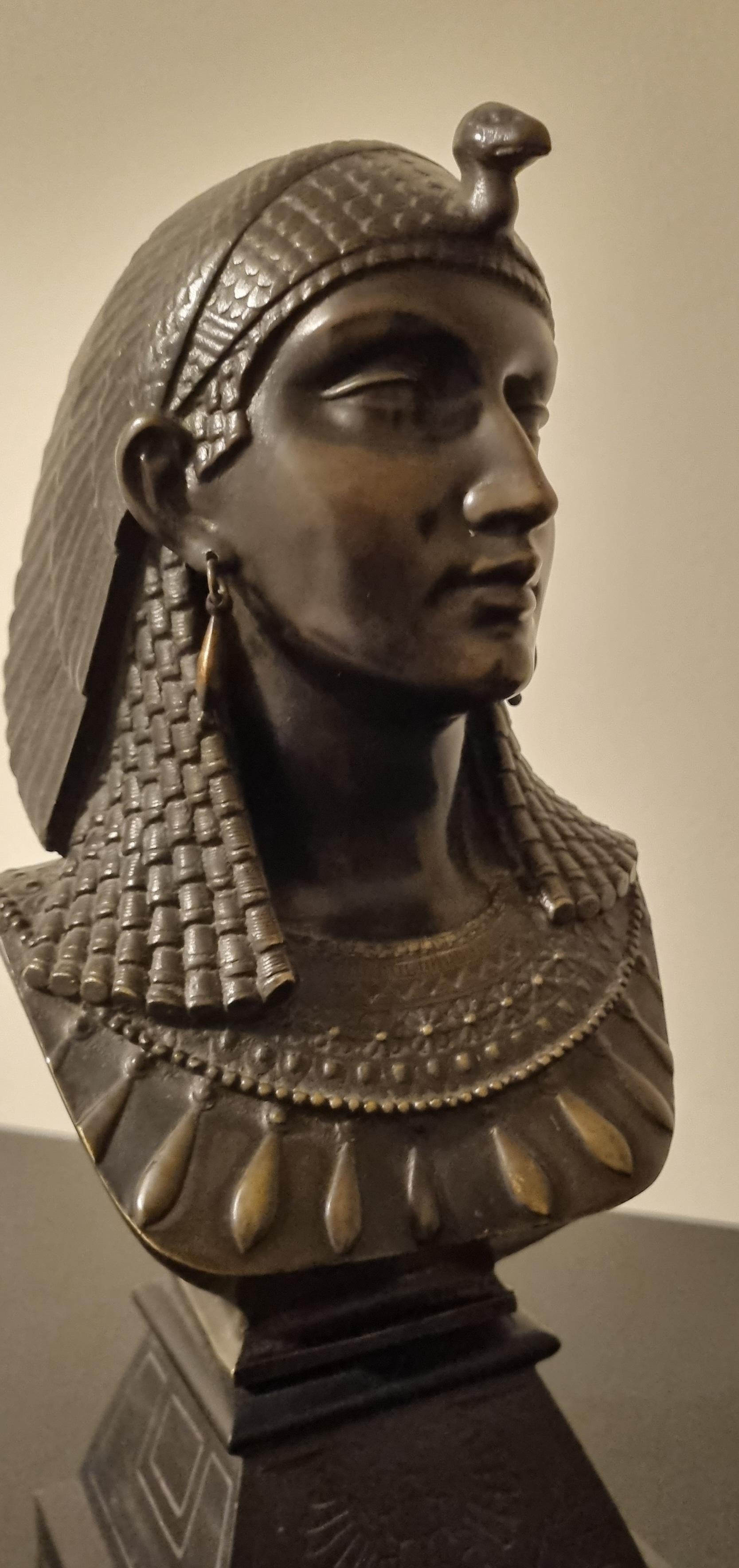 Francese 19th Century Egyptian Revival Bronze Bust Of Cleopatra By Paul Auguste Gagne in vendita