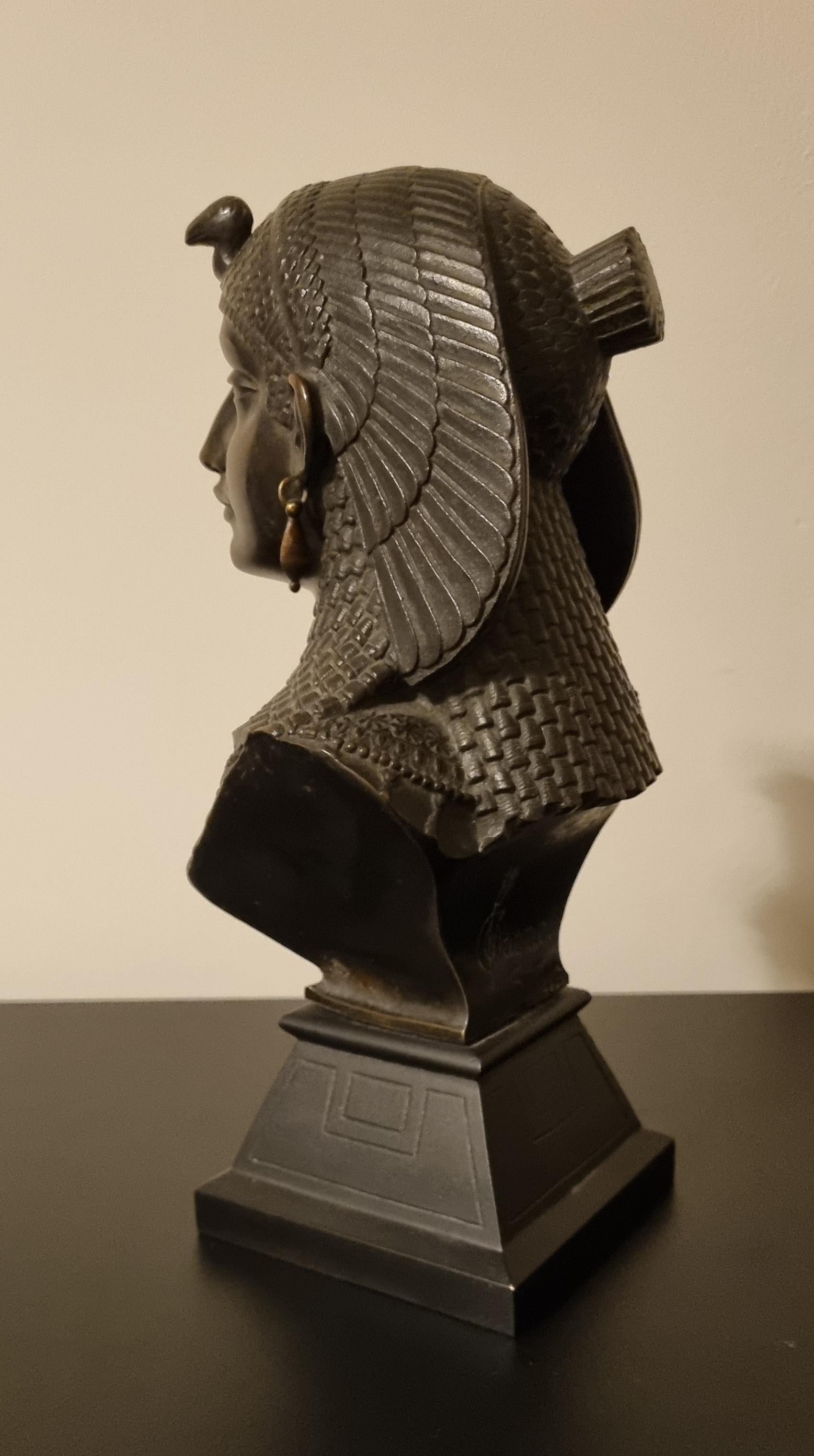 19th Century Egyptian Revival Bronze Bust Of Cleopatra By Paul Auguste Gagne In condizioni buone in vendita a Hoddesdon, GB