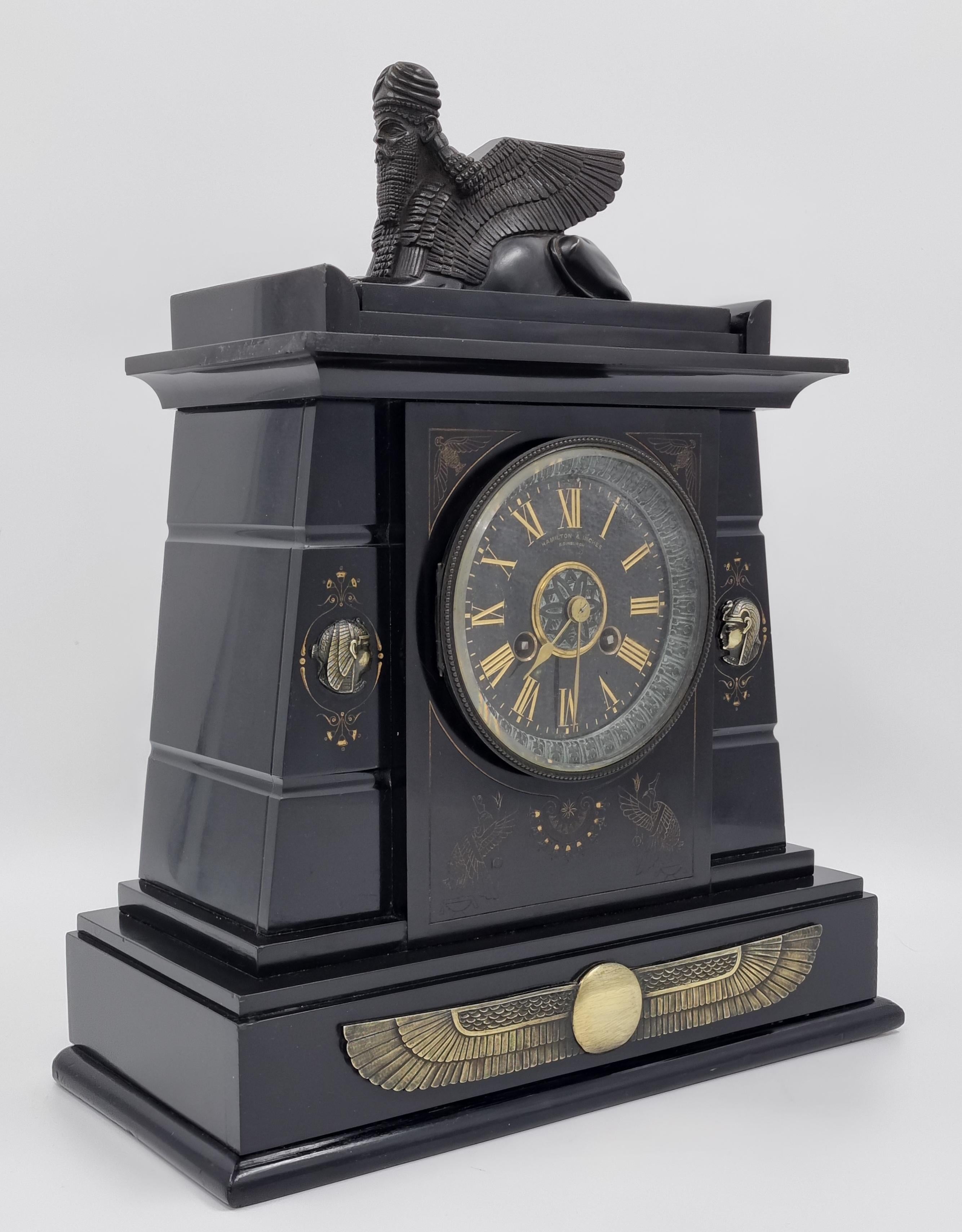 Uhr im ägyptischen Revival-Stil des 19. Jahrhunderts von Hamilton und Zoll  (Neuägyptisch) im Angebot