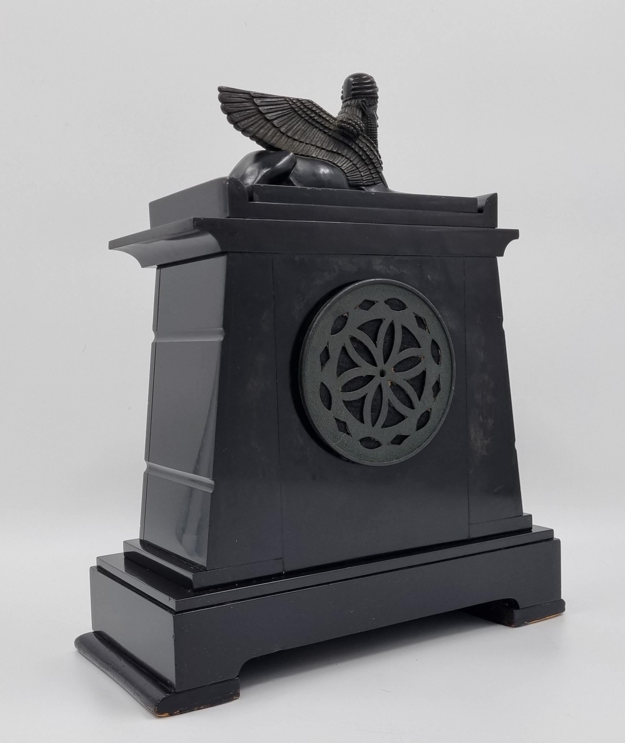 Uhr im ägyptischen Revival-Stil des 19. Jahrhunderts von Hamilton und Zoll  (Bronze) im Angebot