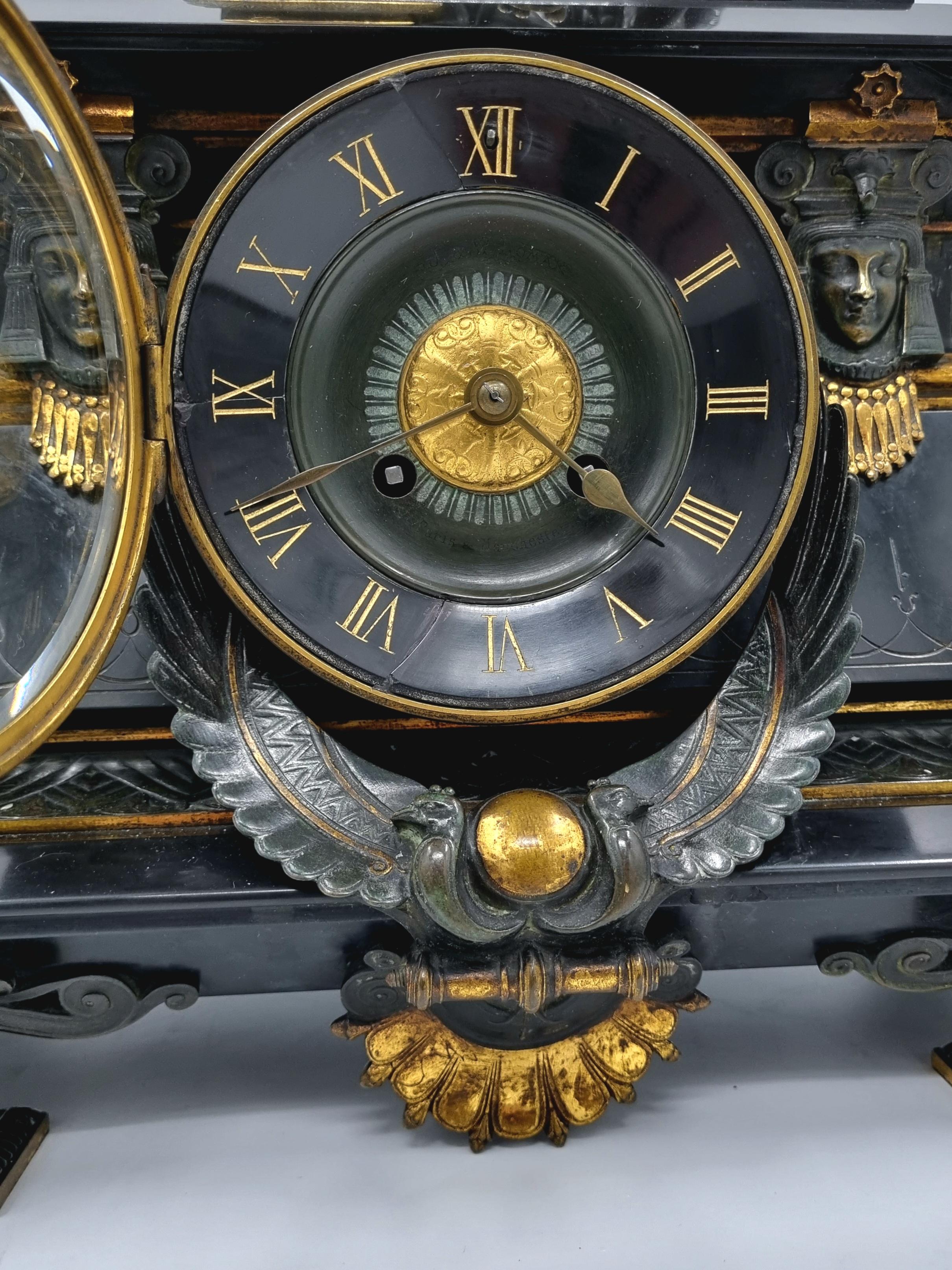Uhr im ägyptischen Revival-Stil des 19. Jahrhunderts mit Bronzeskulptur von Isis im Angebot 5