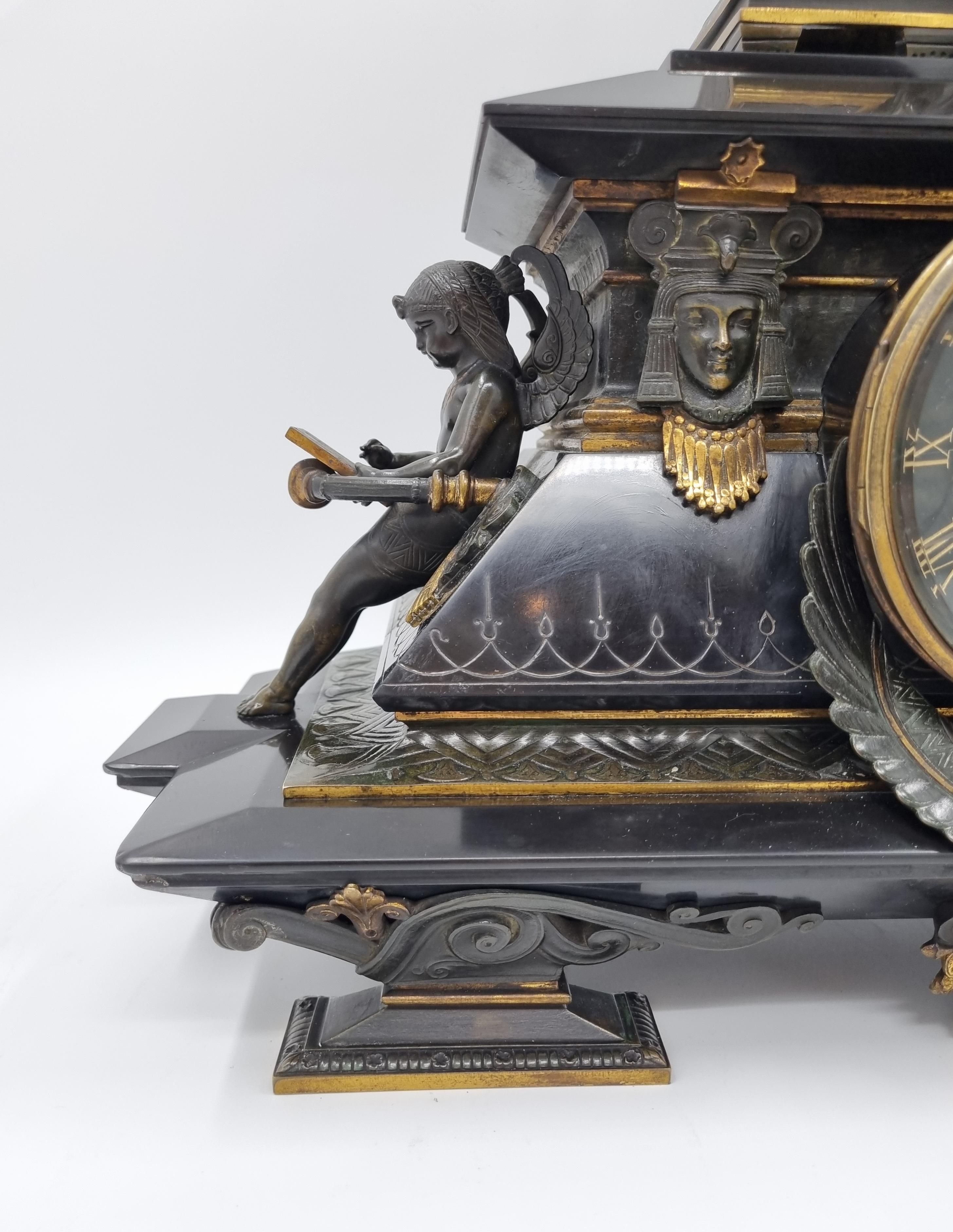 Uhr im ägyptischen Revival-Stil des 19. Jahrhunderts mit Bronzeskulptur von Isis im Zustand „Gut“ im Angebot in Hoddesdon, GB