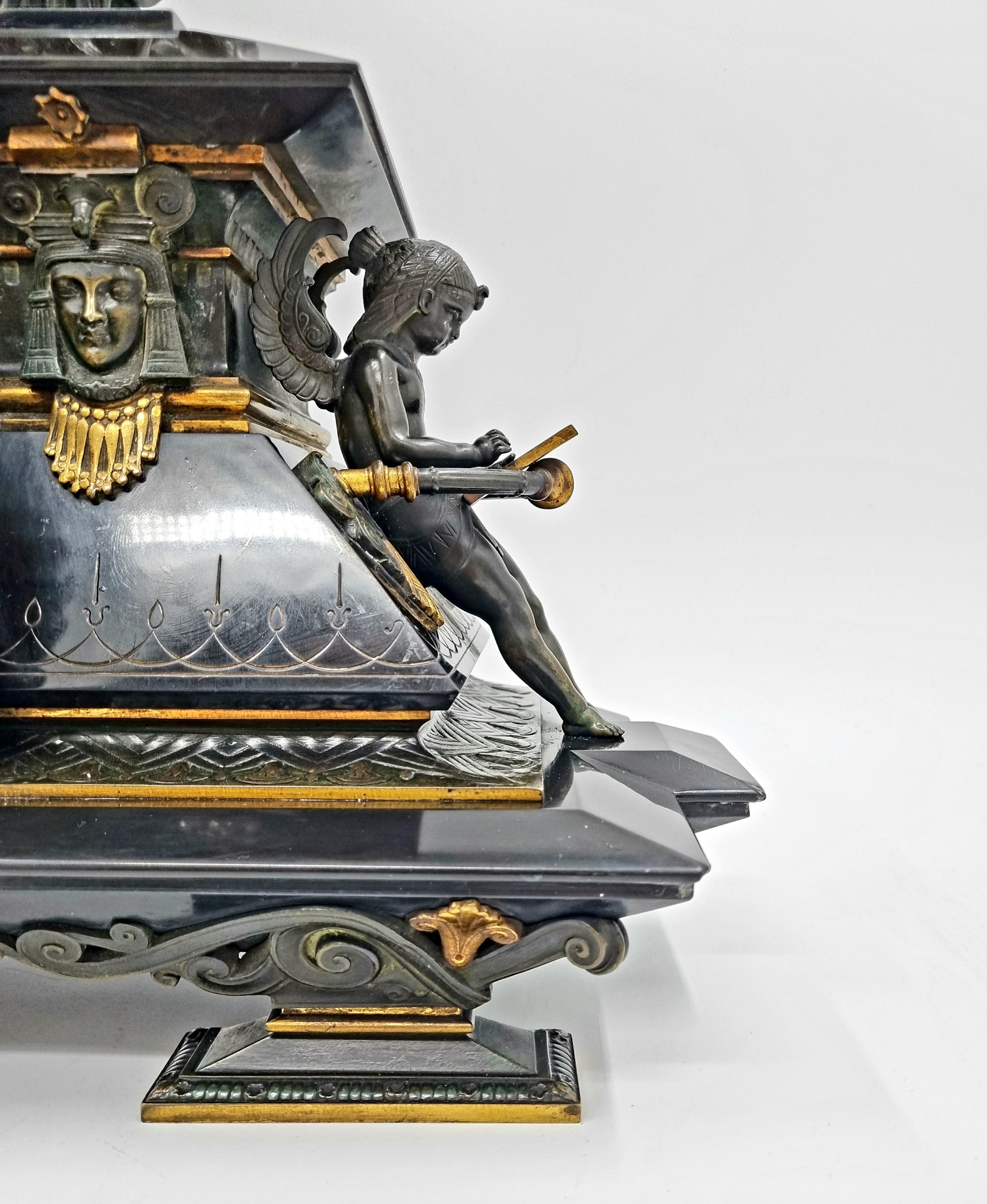 Uhr im ägyptischen Revival-Stil des 19. Jahrhunderts mit Bronzeskulptur von Isis im Angebot 1