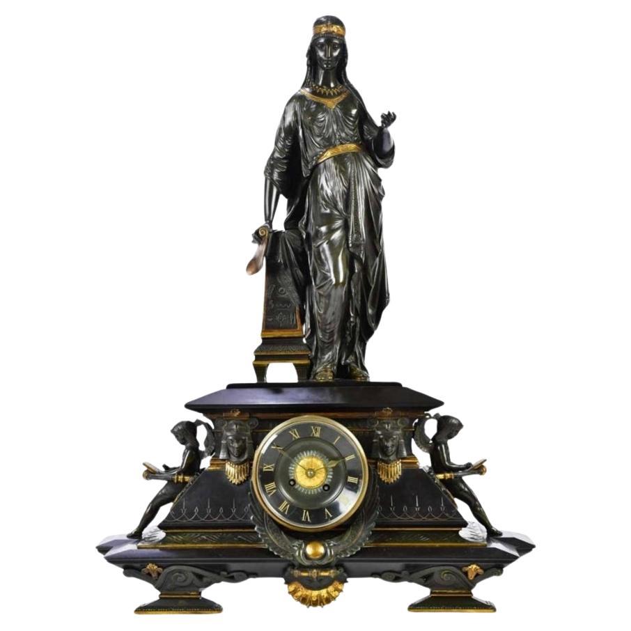 Horloge néo-égyptienne du 19e siècle avec sculpture en bronze d'Isis