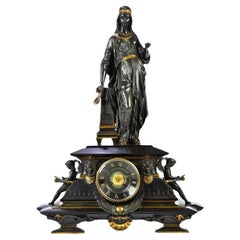 Reloj de renacimiento egipcio del siglo XIX con escultura de bronce de Isis