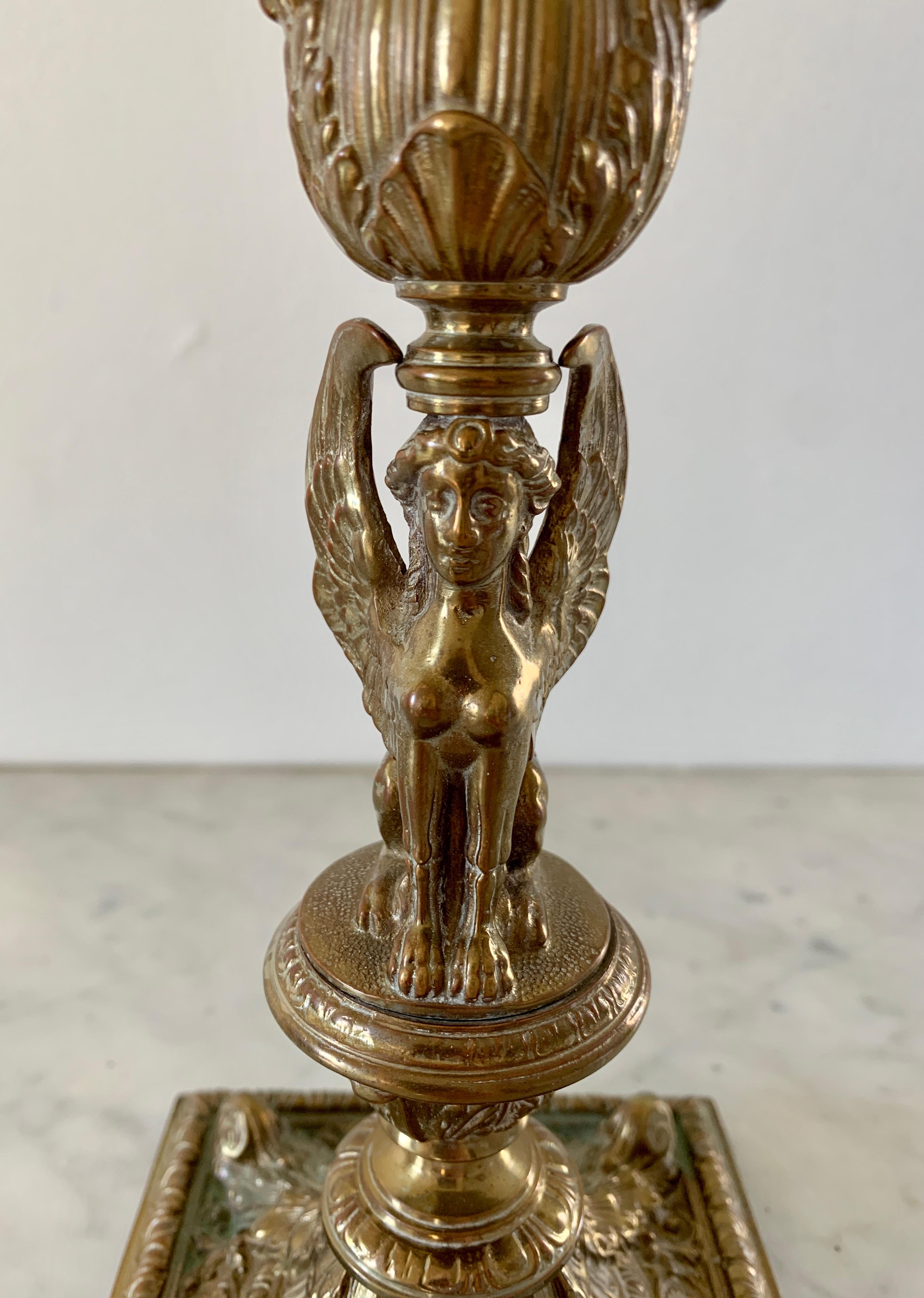 19. Jahrhundert Ägyptische Wiedergeburt Vergoldete Bronze Sphinx Kerzenständer, Paar im Angebot 3